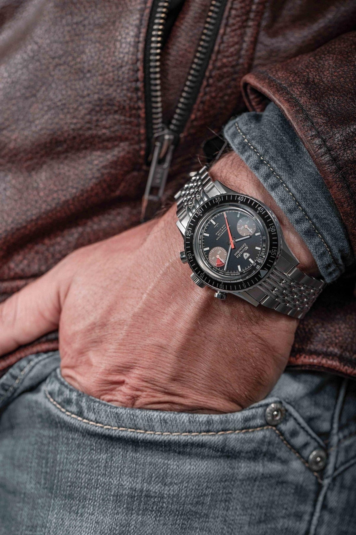 Nivada Grenchen, dòng sản phẩm Chronomaster White Orange Boy, Ref number: 86012WM, mặt số đen