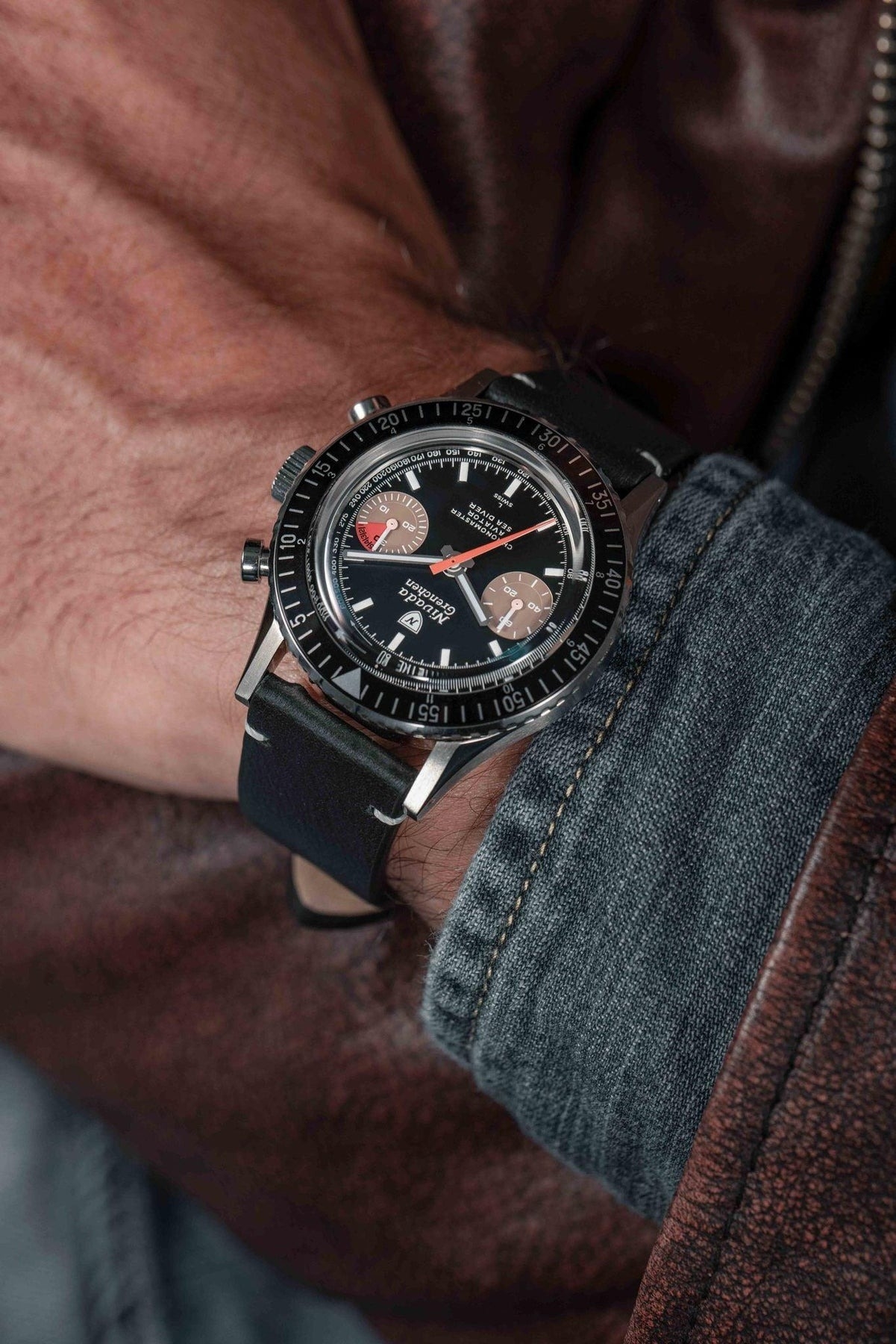 Nivada Grenchen, dòng sản phẩm Chronomaster White Orange Boy, Ref number: 86012WM, mặt số màu đen