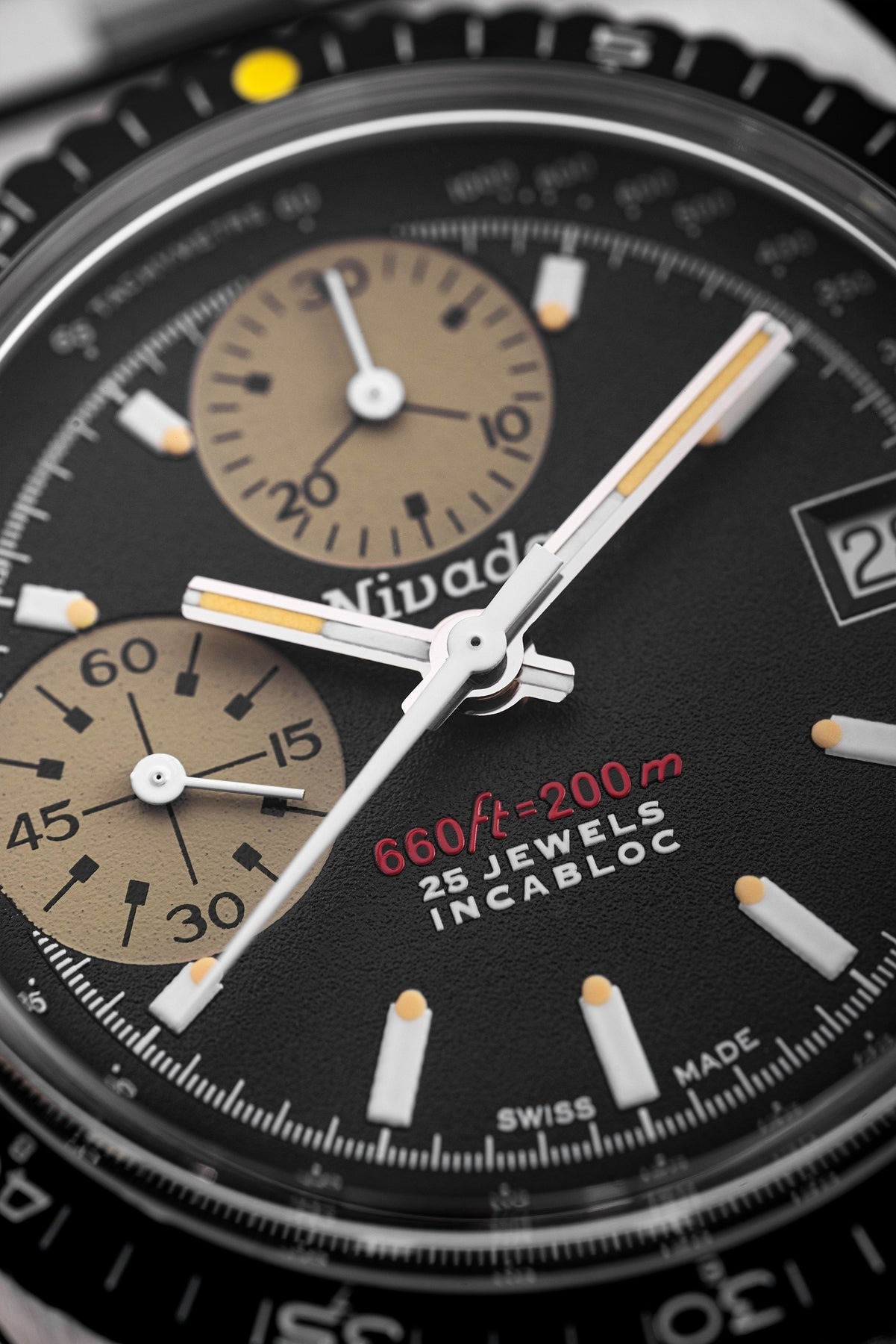 Nivada Grenchen, dòng sản phẩm Chronosport, Ref number: 77001A, mặt số màu đen
