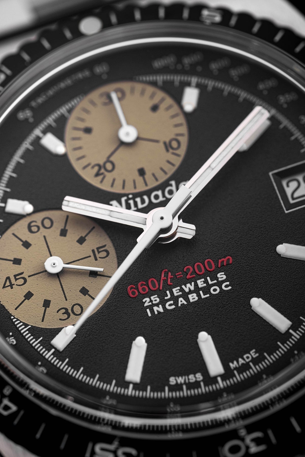 Nivada Grenchen, dòng sản phẩm Chronosport, Ref number: 77002A, mặt số màu đen