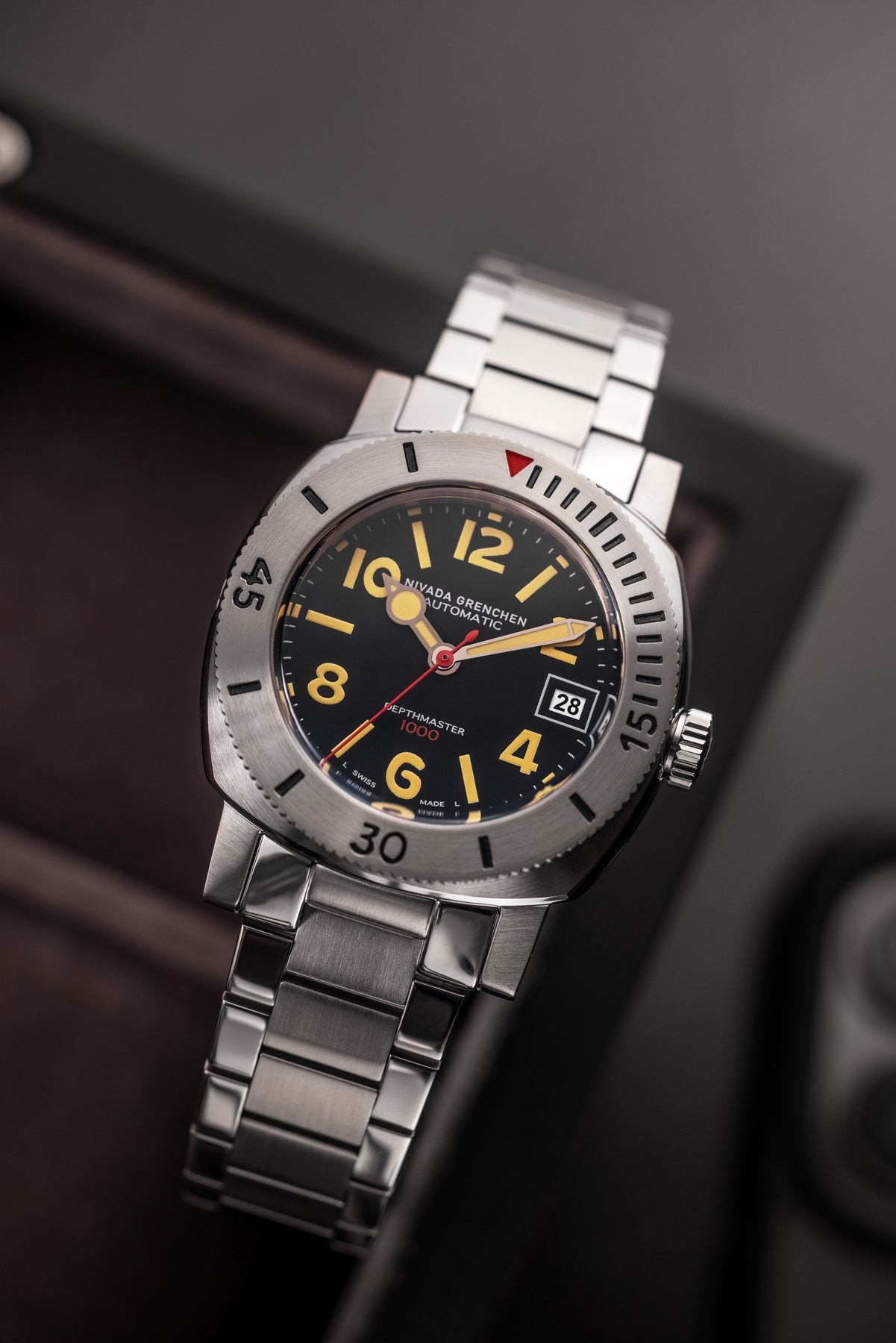 Nivada Grenchen, dòng sản phẩm Depthmaster - Numerals Date, Ref number: 14106A, mặt số đen nhạt