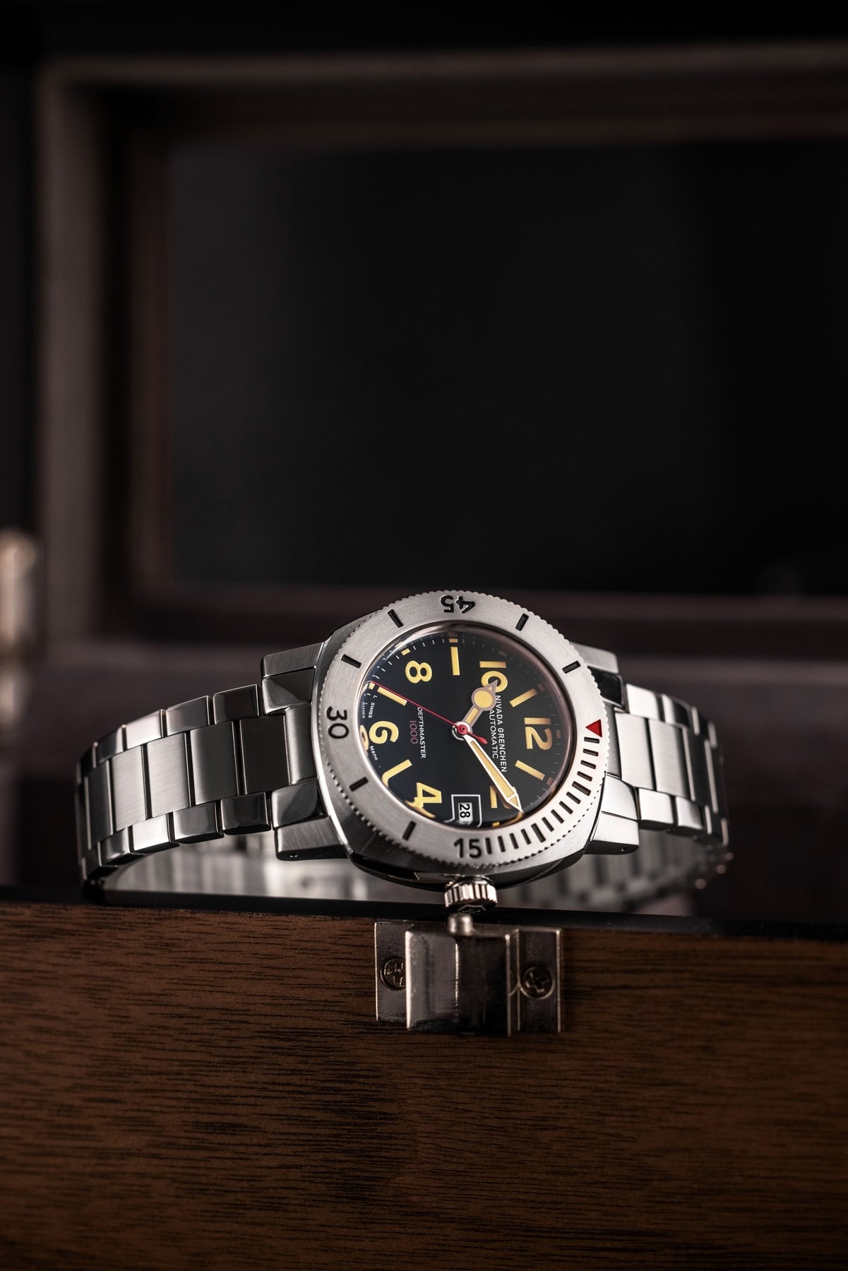 Nivada Grenchen, dòng sản phẩm Depthmaster - Numerals Date, Ref number: 14106A, mặt số đen nhạt