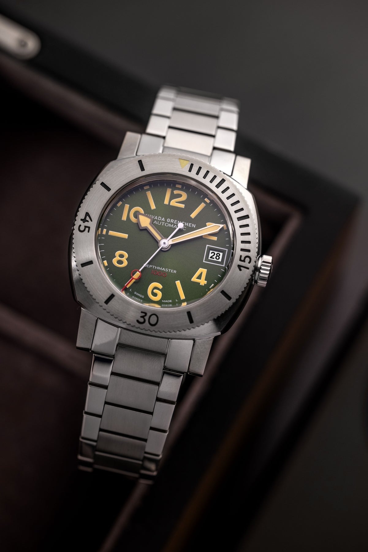 Nivada Grenchen, dòng sản phẩm Depthmaster, Ref number: 14103A, mặt số màu xanh lá chải tia
