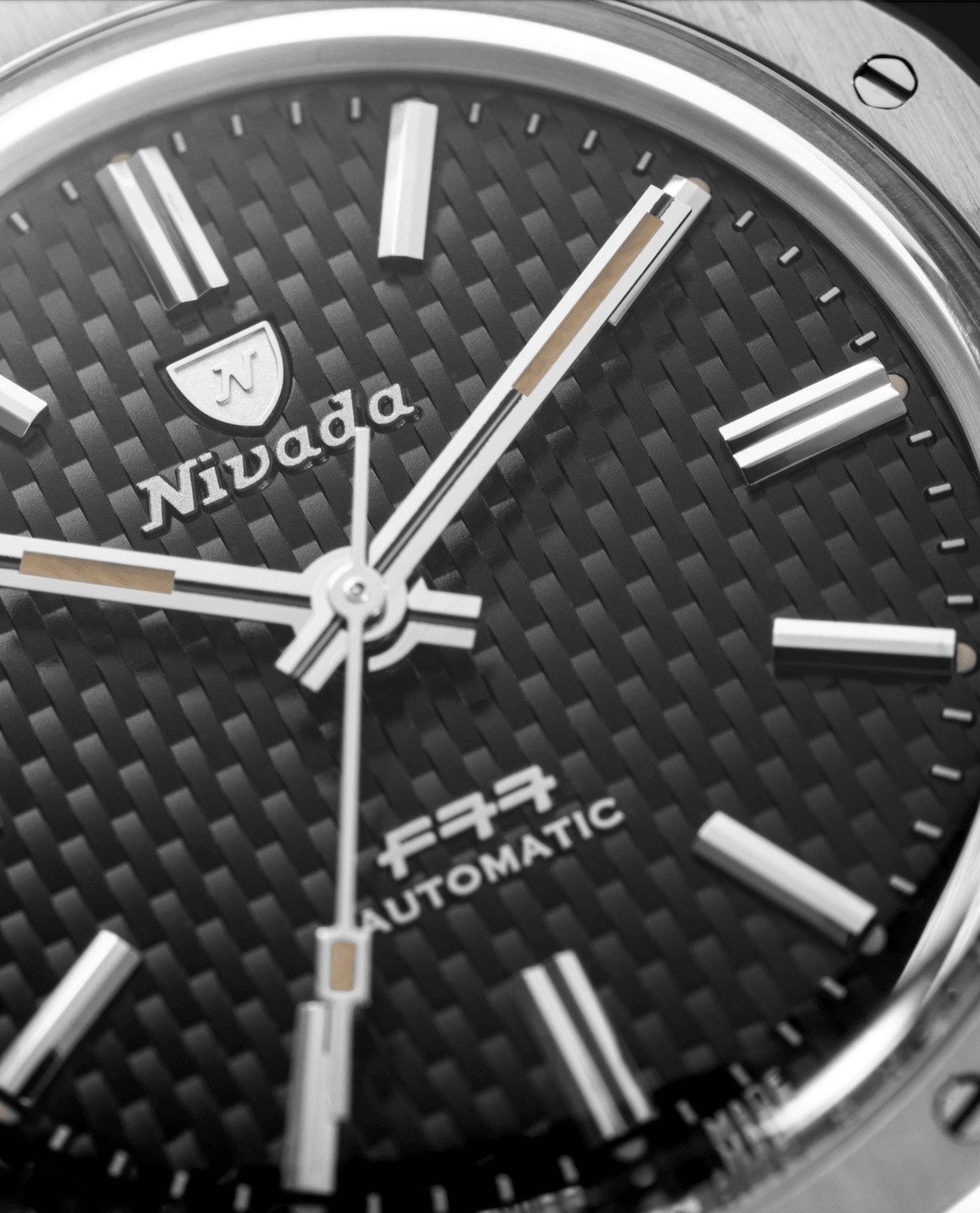 Nivada Grenchen, dòng sản phẩm F77, Ref number: 68000A, mặt số đen