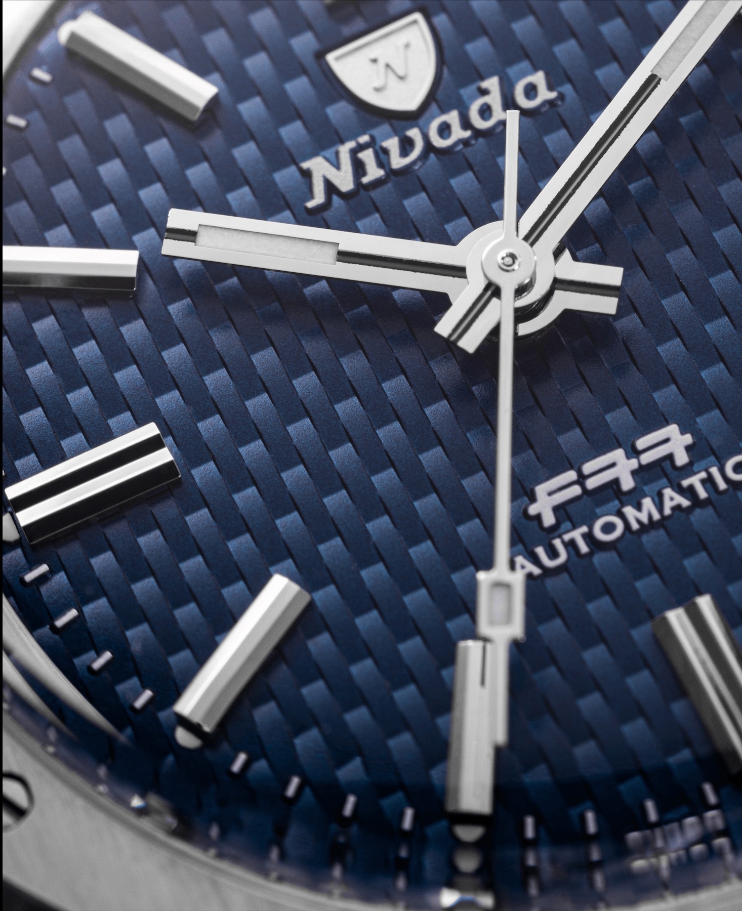 Nivada Grenchen, dòng sản phẩm F77, Ref number: 68001A77, mặt số xanh hoạ tiết