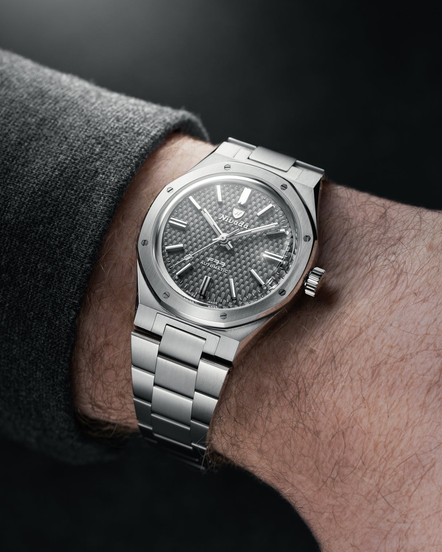 Nivada Grenchen, dòng sản phẩm F77, Ref number: 68006A77, mặt số Anthracite