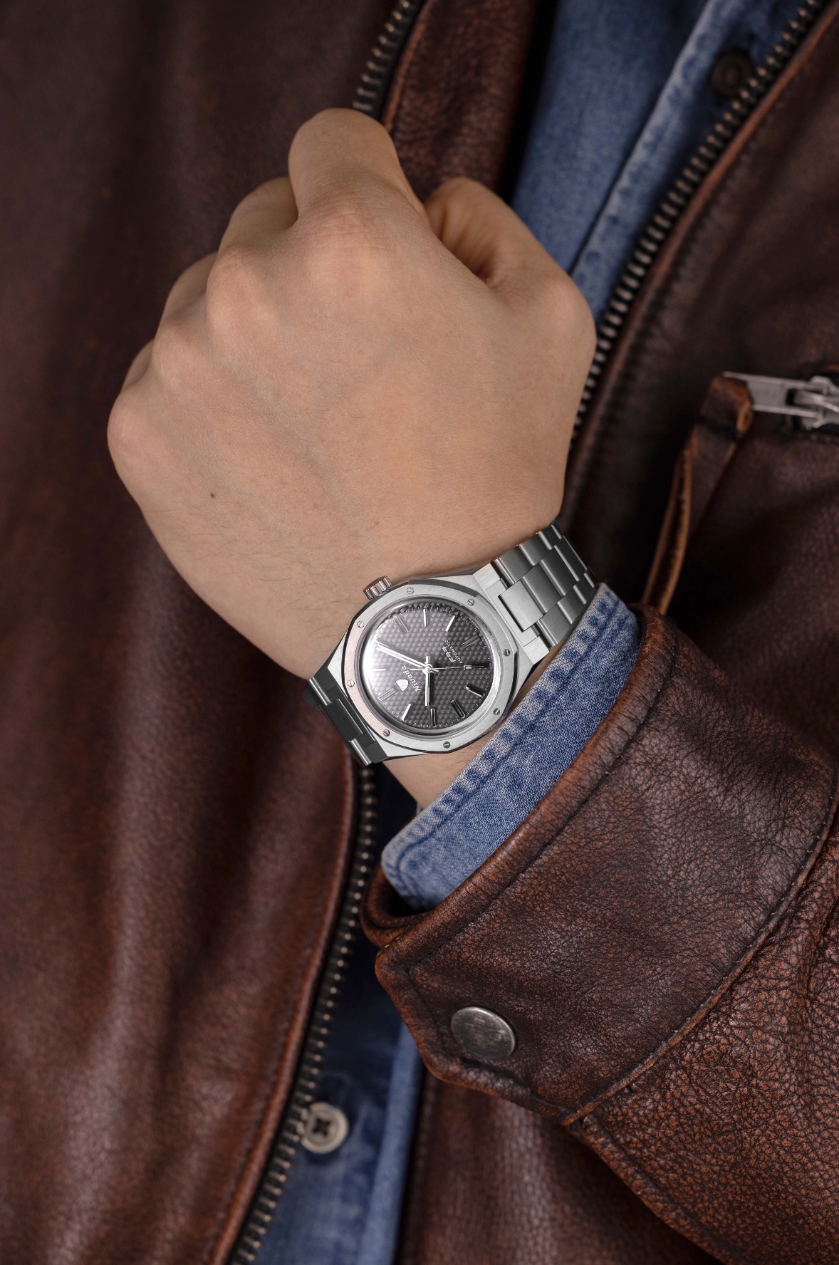 Nivada Grenchen, dòng sản phẩm F77, Ref number: 68006A77, mặt số Anthracite