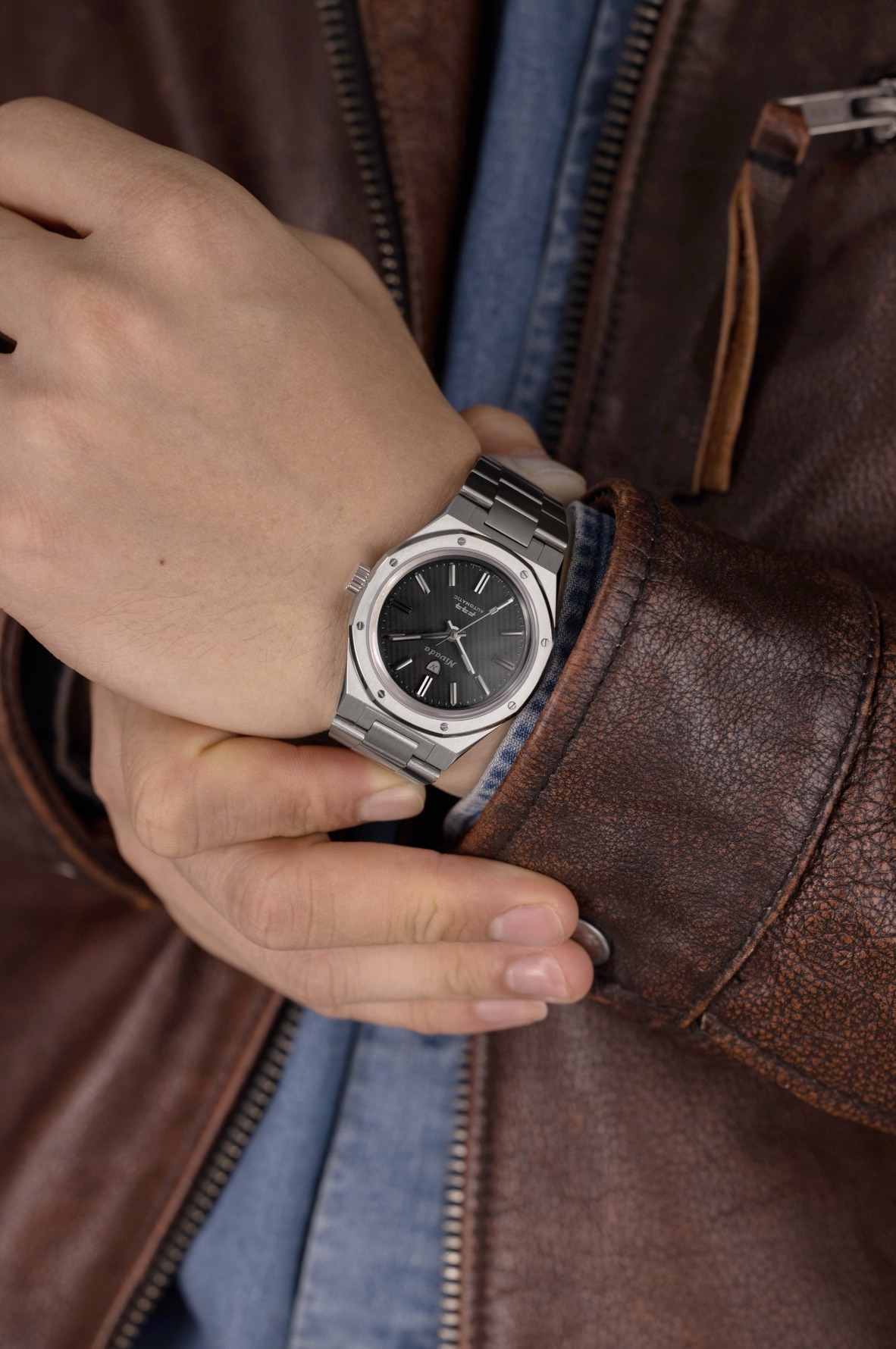 Nivada Grenchen, dòng sản phẩm F77, Ref number: 68006A77, mặt số Anthracite