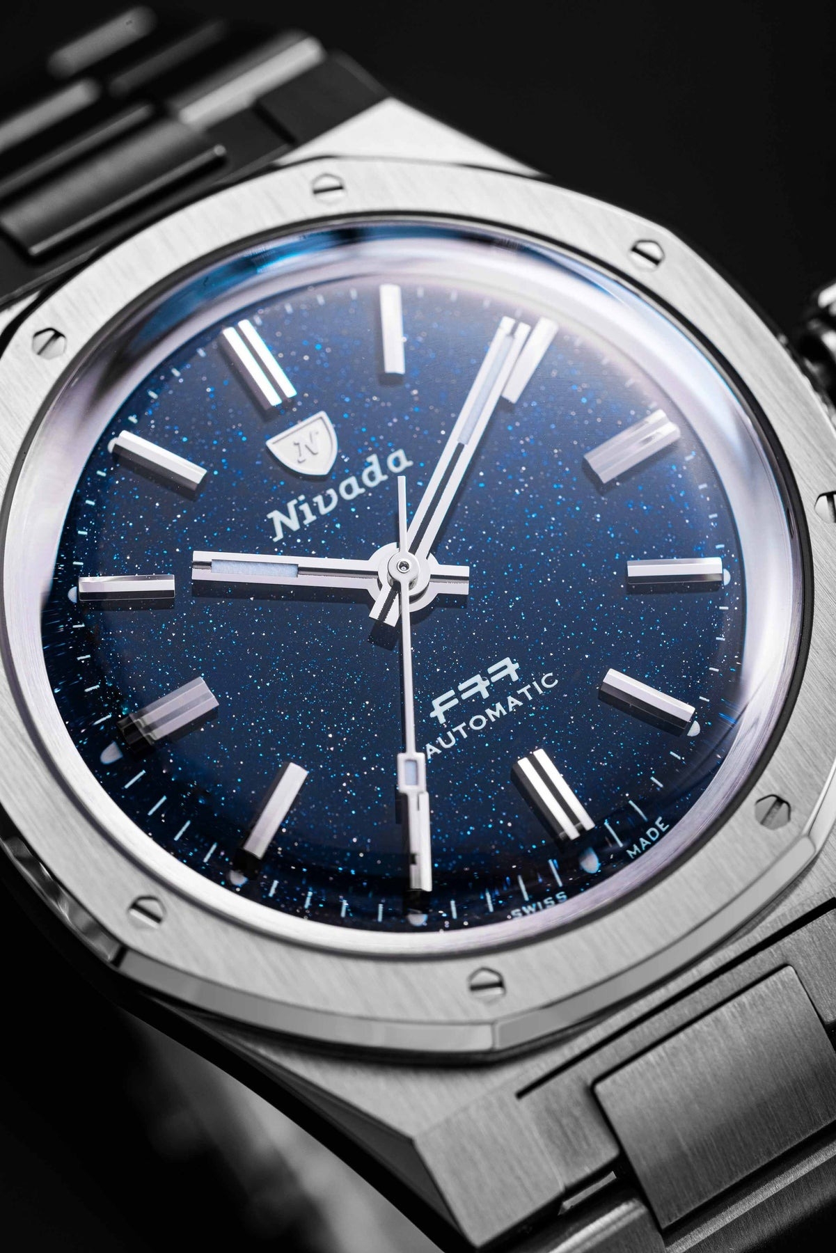 Nivada Grenchen, dòng sản phẩm F77, Ref number: 68009A77, mặt số đá Lapis Lazuli xanh dương nhạt