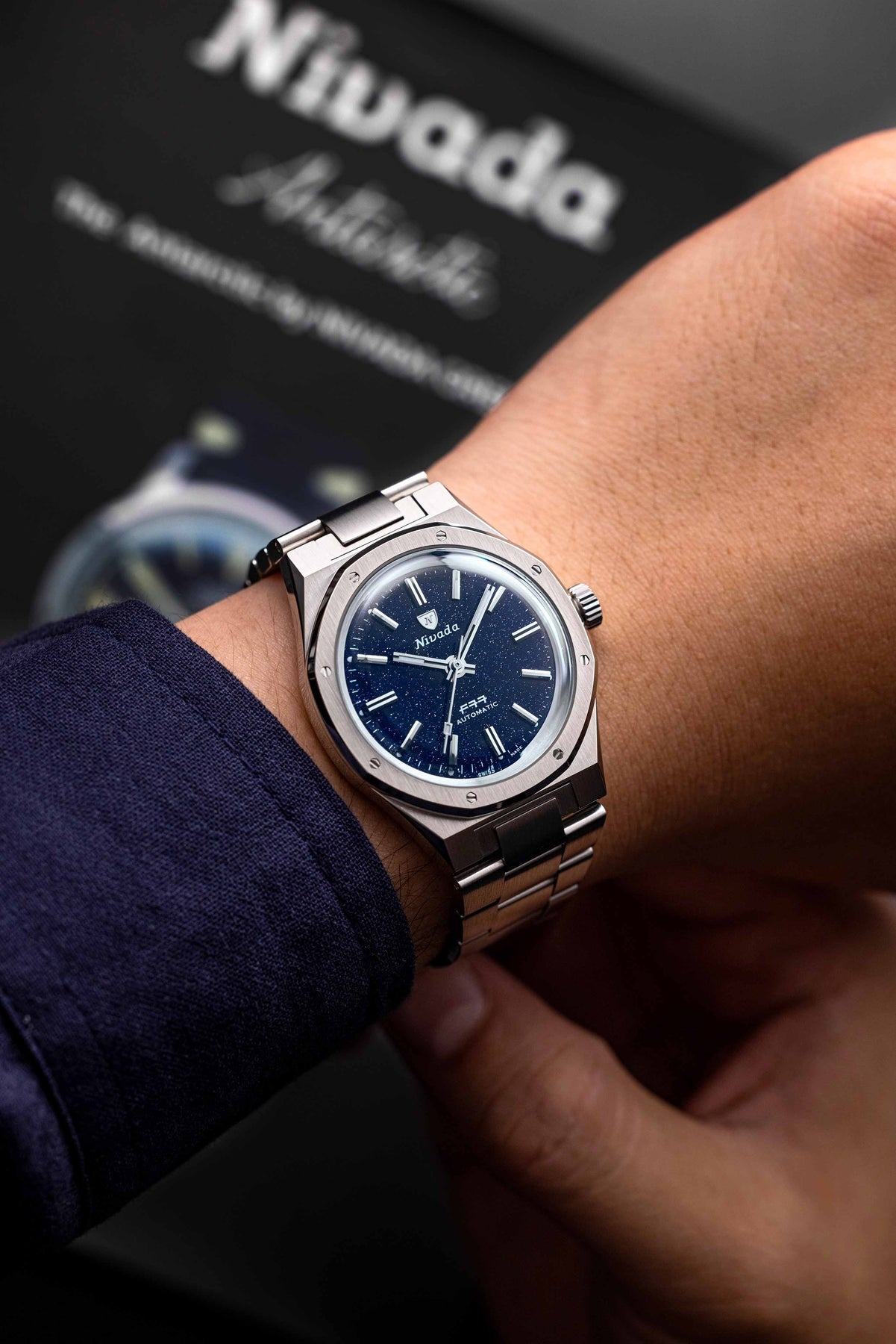 Nivada Grenchen, dòng sản phẩm F77, Ref number: 68010A77, mặt số đá thạch anh Aventurine xanh dương đậm