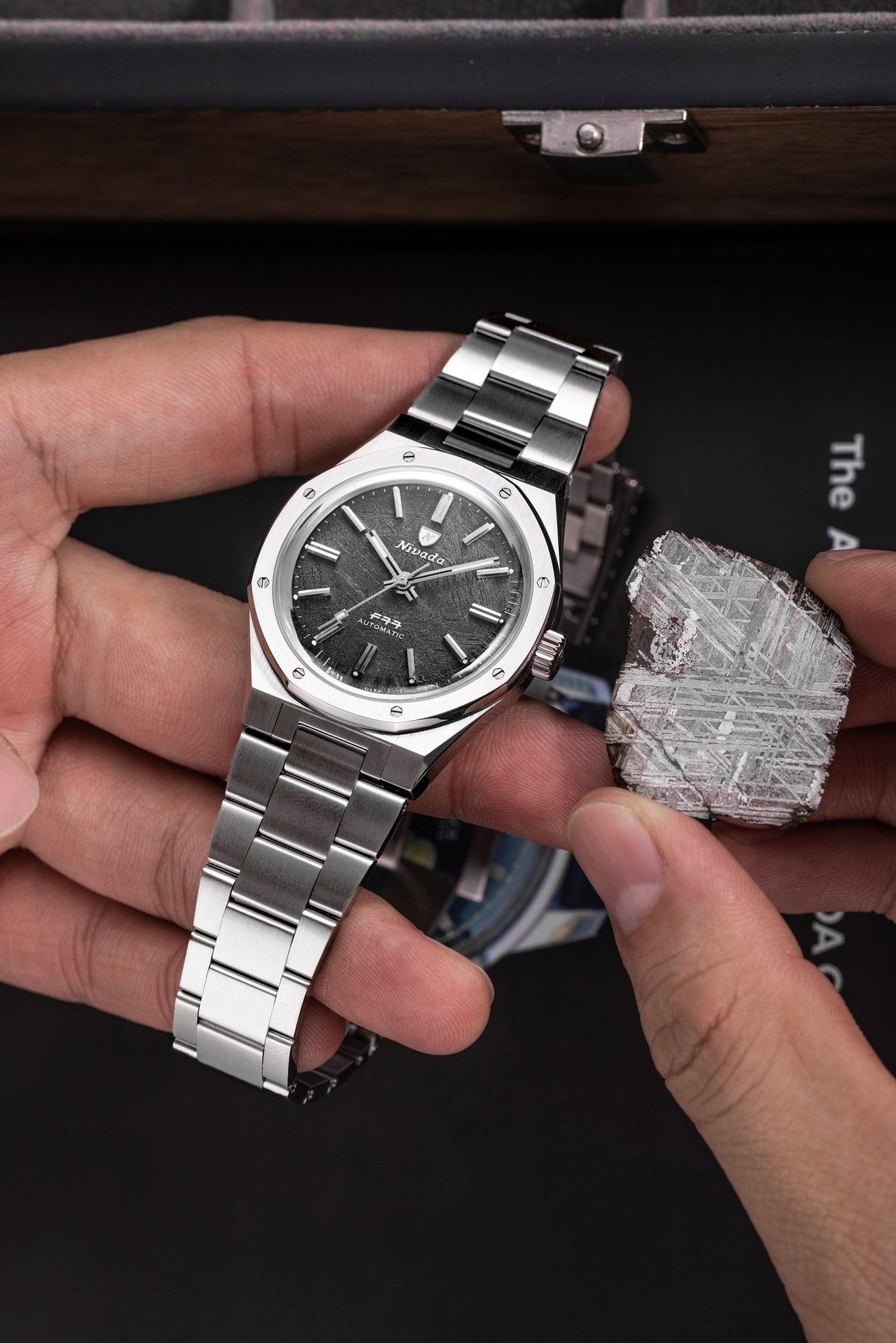 Nivada Grenchen, dòng sản phẩm F77, Ref number: 68016A77, mặt số thiên thạch màu xám