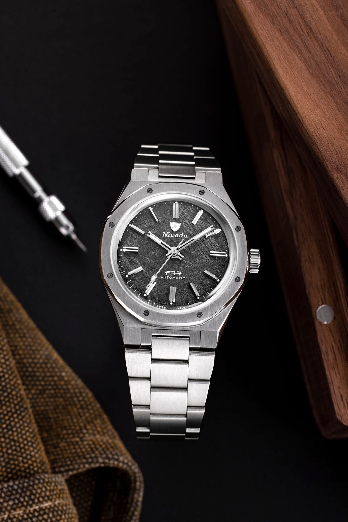 Nivada Grenchen, dòng sản phẩm F77, Ref number: 68016A77, mặt số thiên thạch màu xám