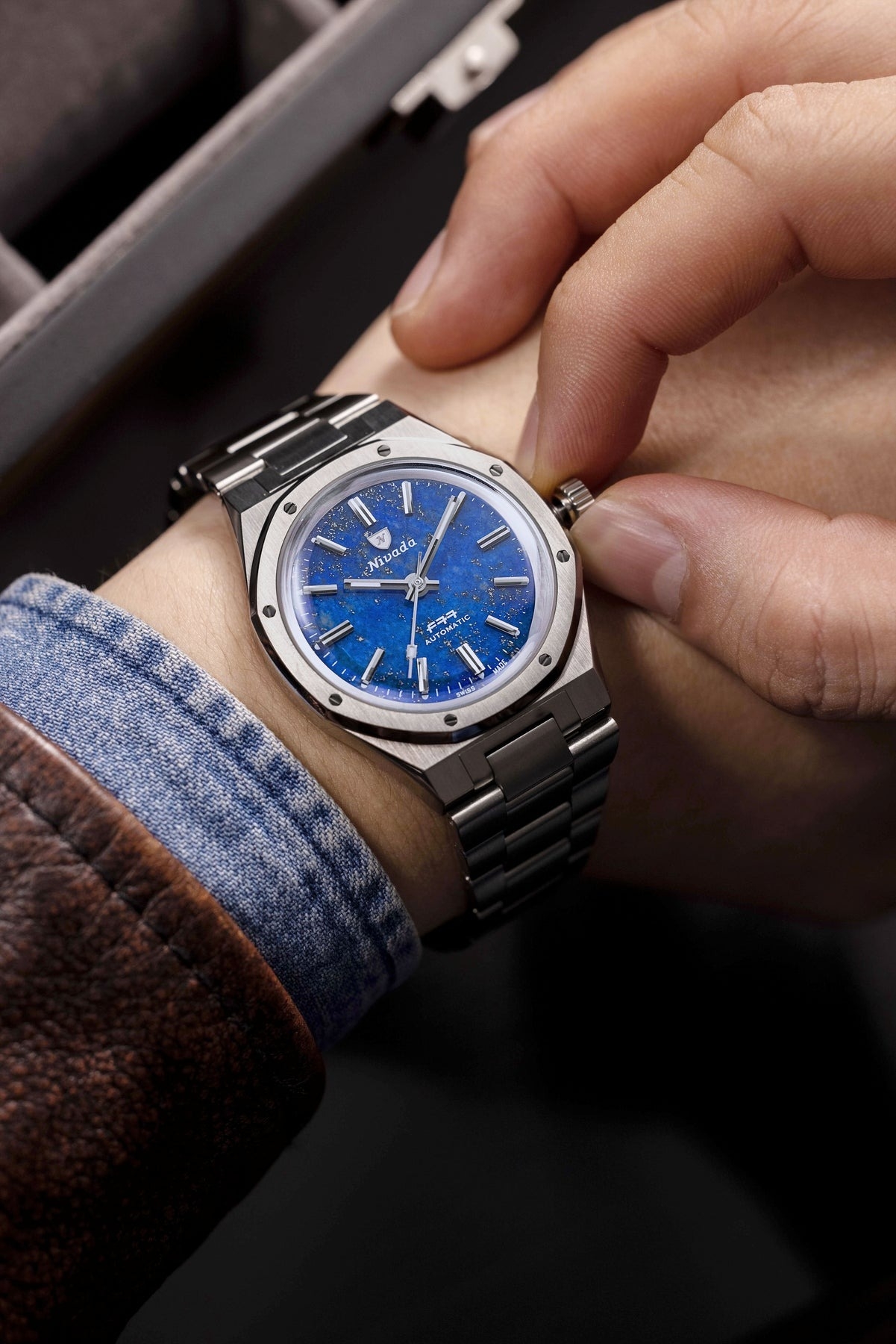 Nivada Grenchen, dòng sản phẩm F77, Ref number: 68017A77, mặt số Lapis Lazuli