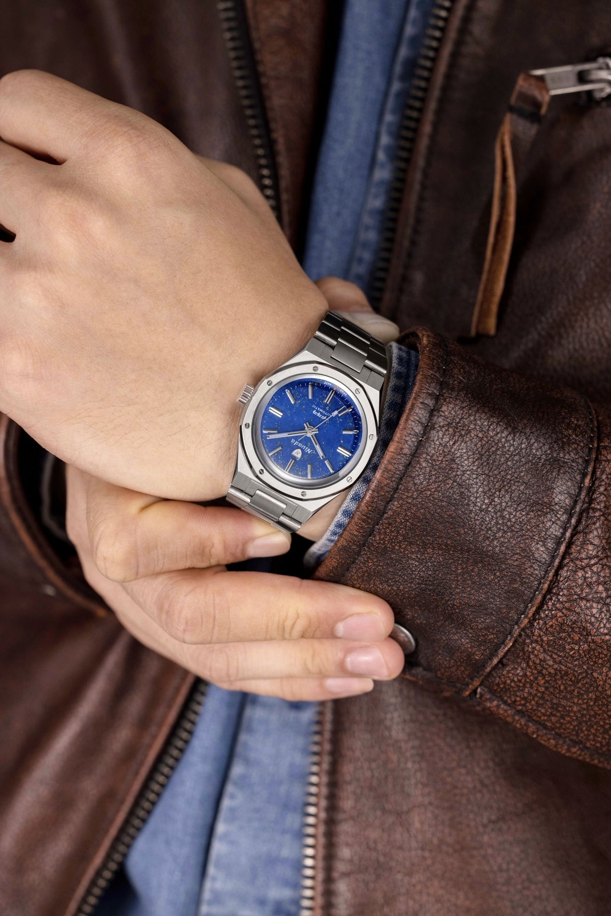 Nivada Grenchen, dòng sản phẩm F77, Ref number: 68017A77, mặt số Lapis Lazuli