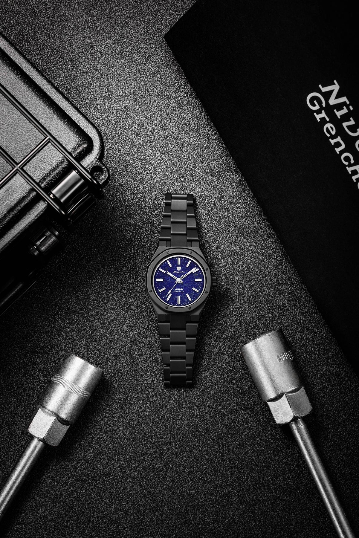 Nivada Grenchen, dòng sản phẩm F77, Ref number: 68022A77, mặt số Lapis Lazuli
