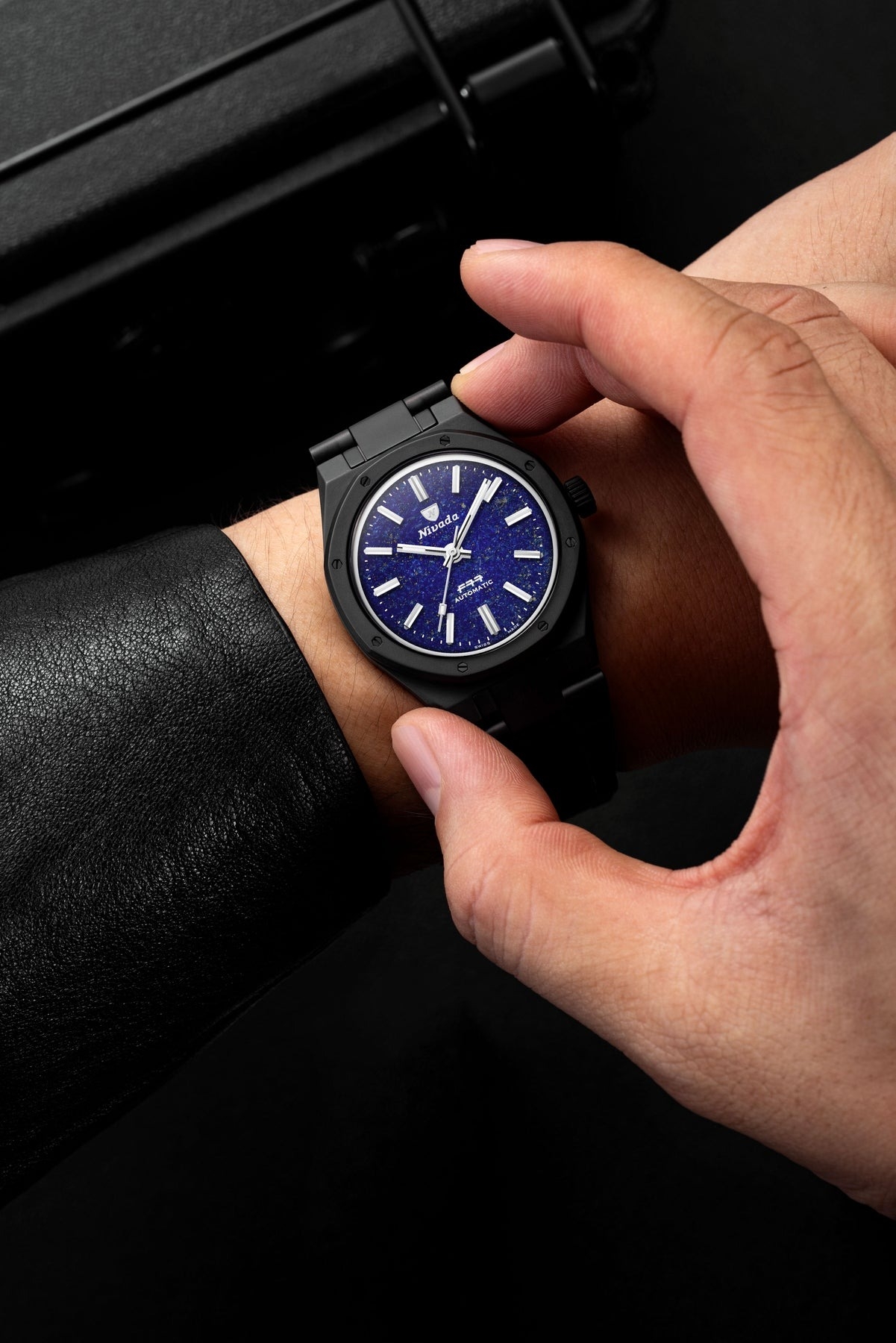 Nivada Grenchen, dòng sản phẩm F77, Ref number: 68022A77, mặt số Lapis Lazuli