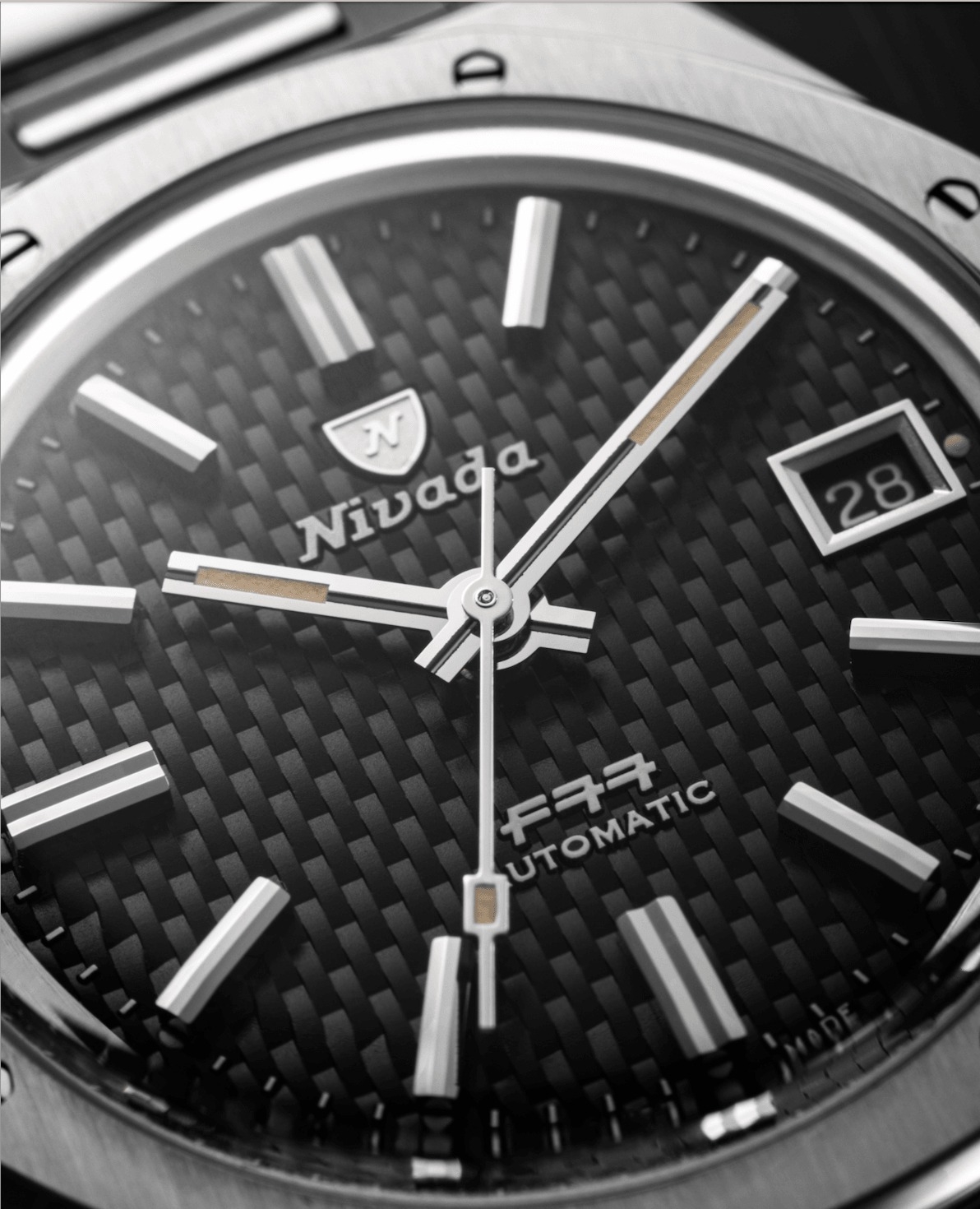 Nivada Grenchen, dòng sản phẩm F77, Ref number: 69000A77, mặt số màu đen