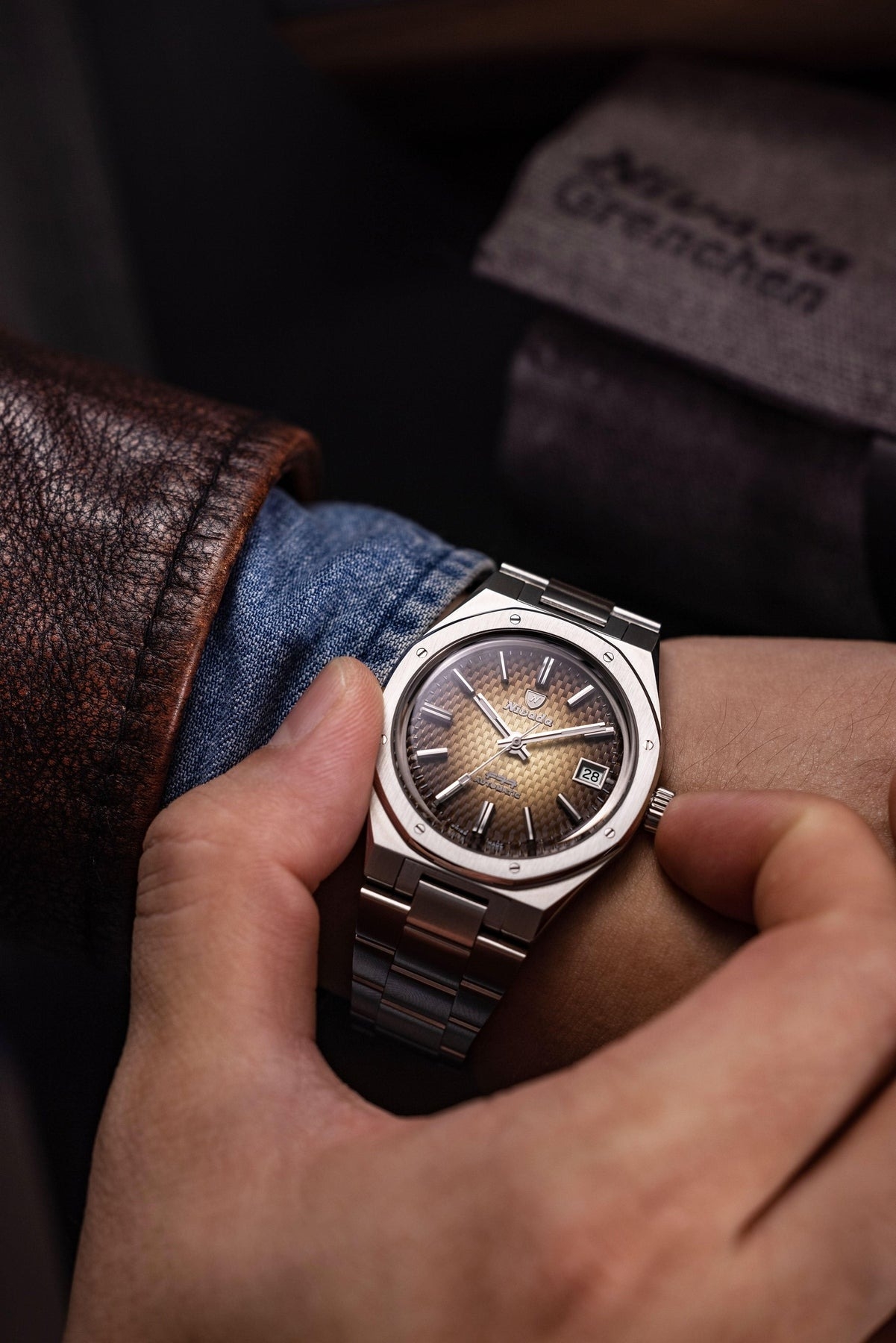 Nivada Grenchen, dòng sản phẩm F77, Ref number: 69002A, mặt số màu nâu khói