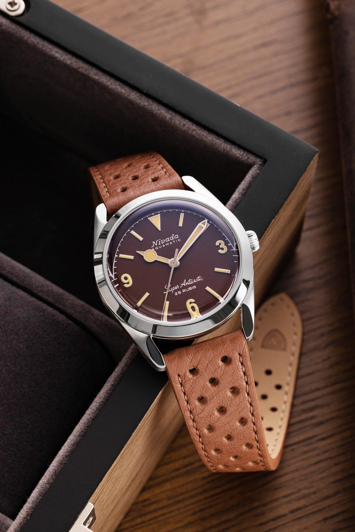 Nivada Grenchen, dòng sản phẩm Super Antarctic 3.6.9, Ref num 32041A, mặt số nâu Matt