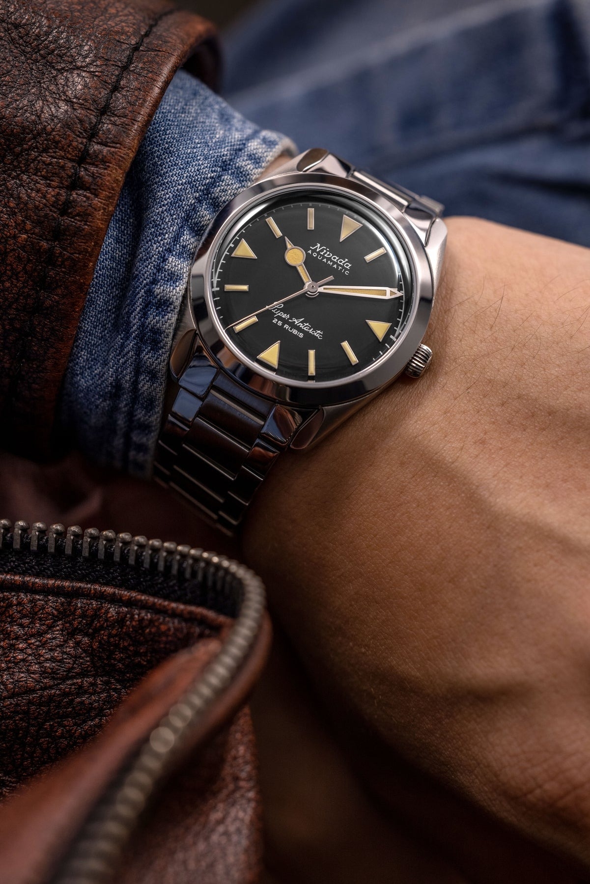 Nivada Grenchen, dòng sản phẩm Super Antarctic, Ref num 32024A, mặt số đen mờ