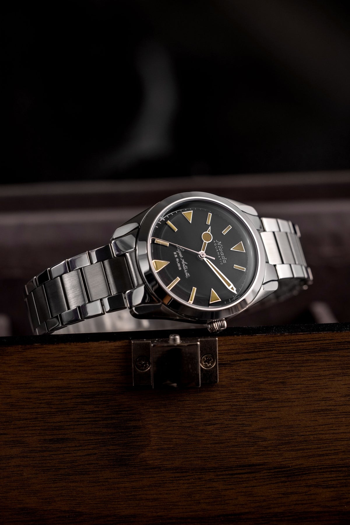 Nivada Grenchen, dòng sản phẩm Super Antarctic, Ref num 32024A, mặt số đen mờ
