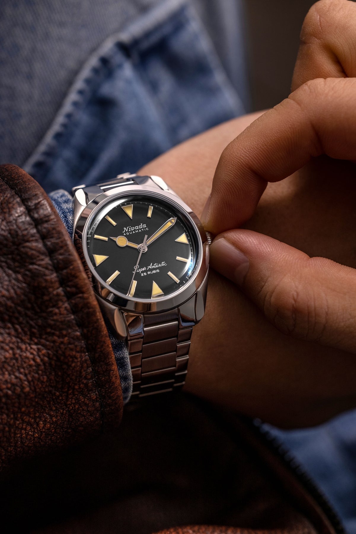 Nivada Grenchen, dòng sản phẩm Super Antarctic, Ref num 32024A, mặt số đen mờ