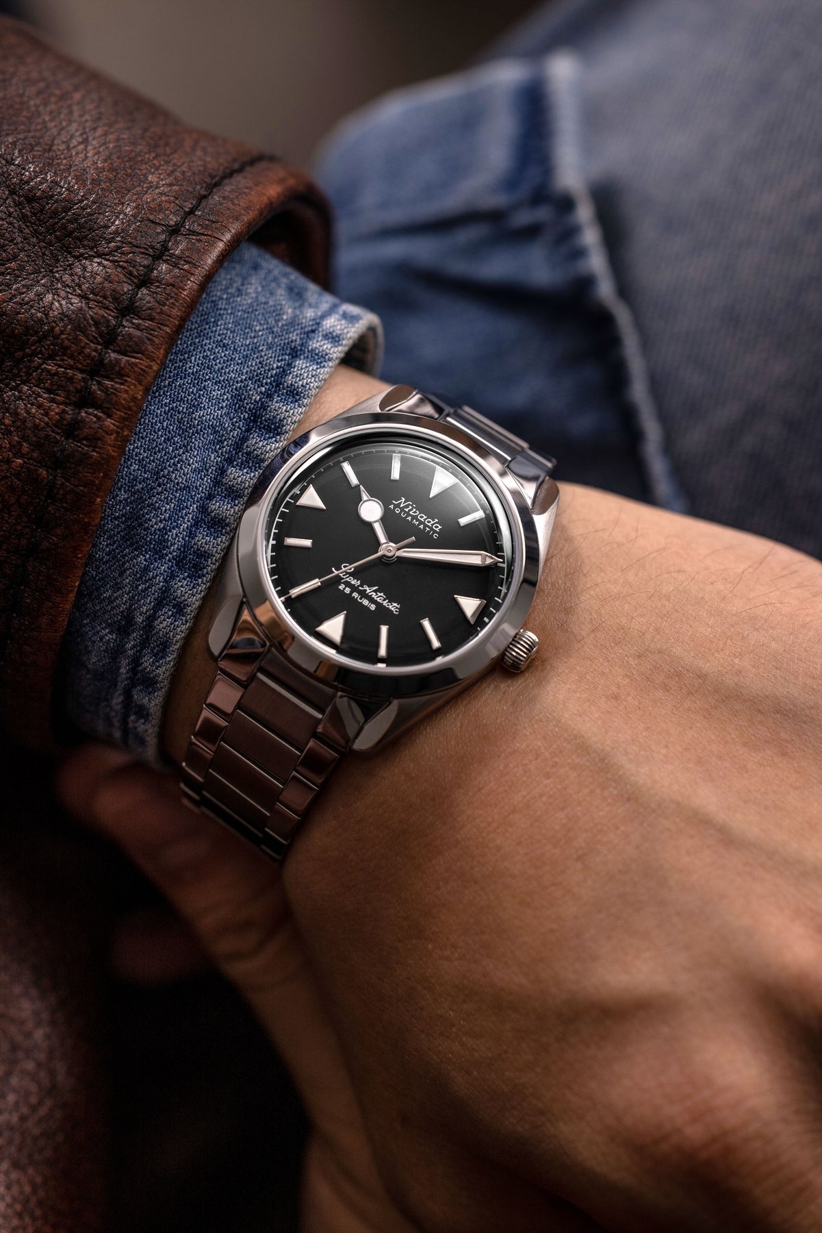 Nivada Grenchen, dòng sản phẩm Super Antarctic, Ref num 32025A, mặt số đen mờ