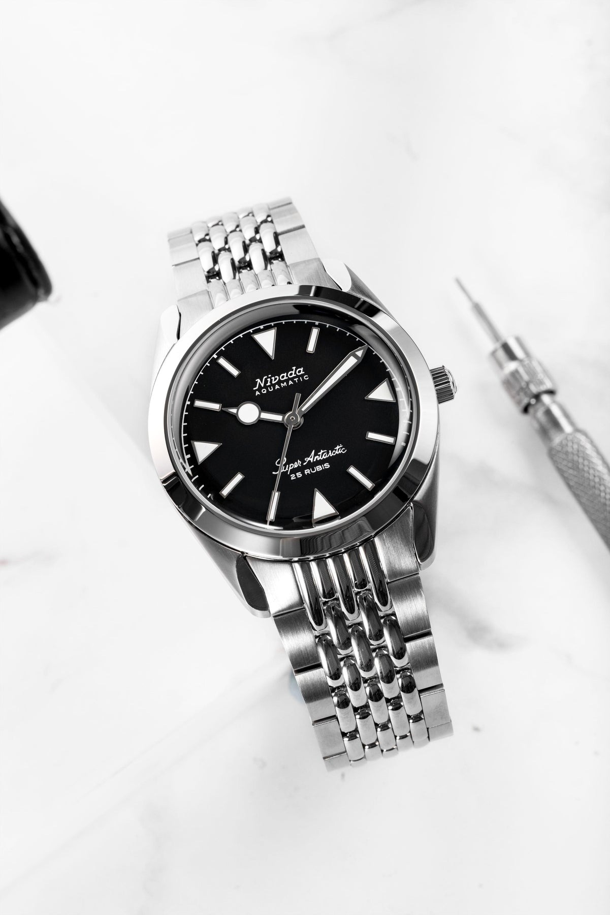 Nivada Grenchen, dòng sản phẩm Super Antarctic, Ref num 32025A, mặt số đen mờ