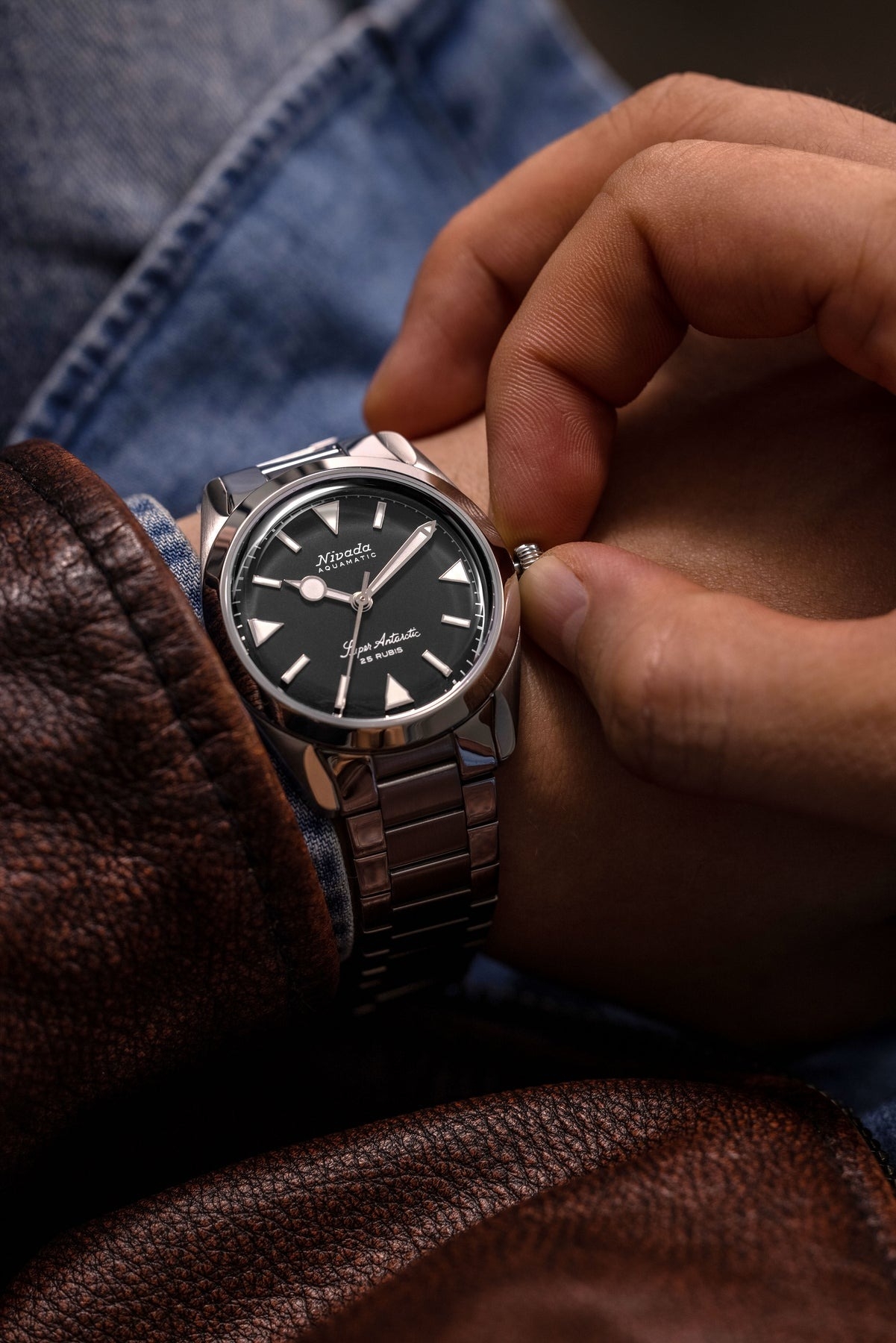 Nivada Grenchen, dòng sản phẩm Super Antarctic, Ref num 32025A, mặt số đen mờ