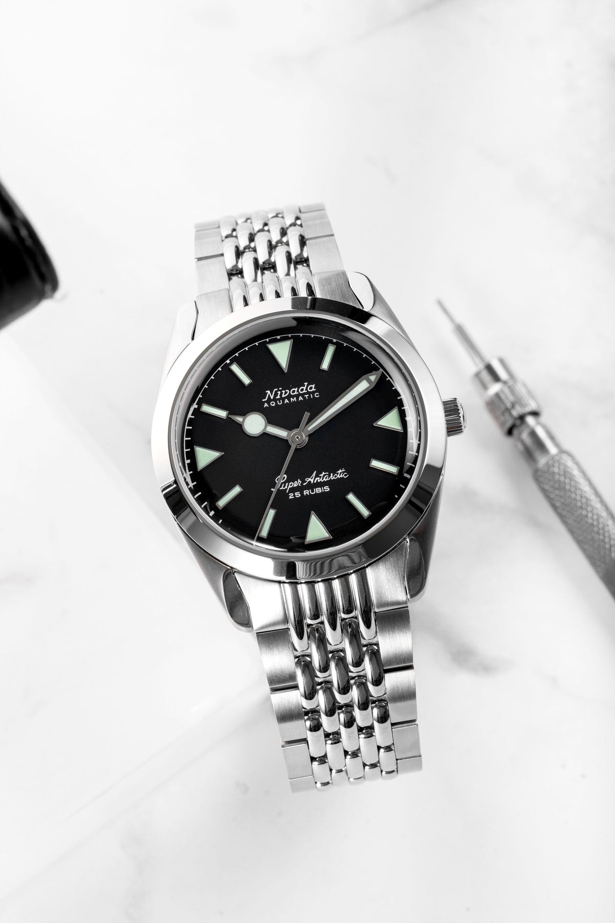Nivada Grenchen, dòng sản phẩm Super Antarctic, Ref num 32026A mặt số đen mờ