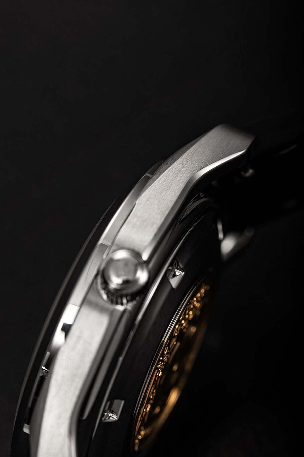 Nivada Grenchen, dòng sản phẩm Super Antarctic, Ref num 32026A mặt số đen mờ
