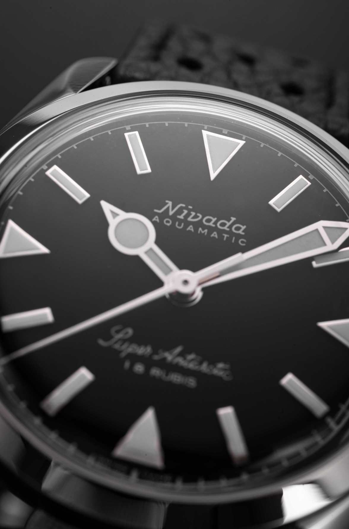 Nivada Grenchen, dòng sản phẩm Super Antarctic, Ref num 35014M, mặt số đen
