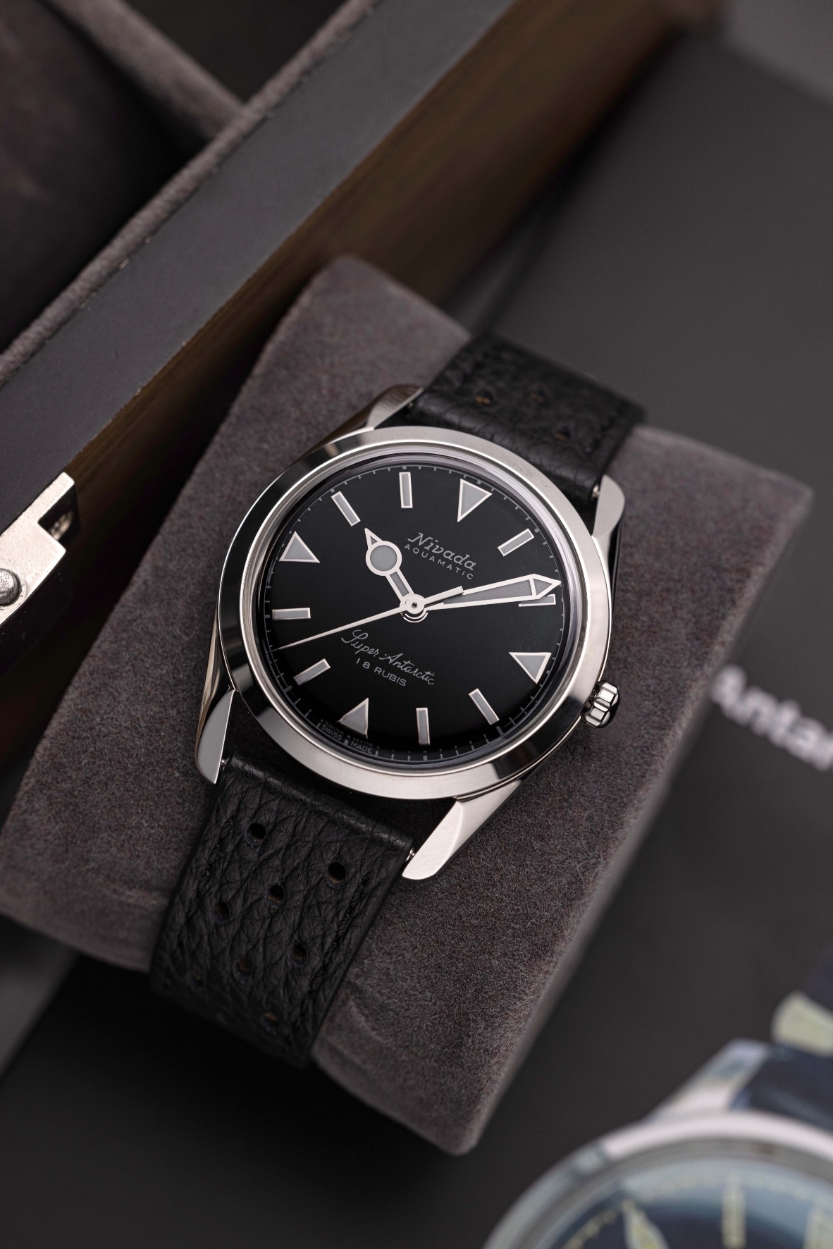 Nivada Grenchen, dòng sản phẩm Super Antarctic, Ref num 35014M, mặt số đen