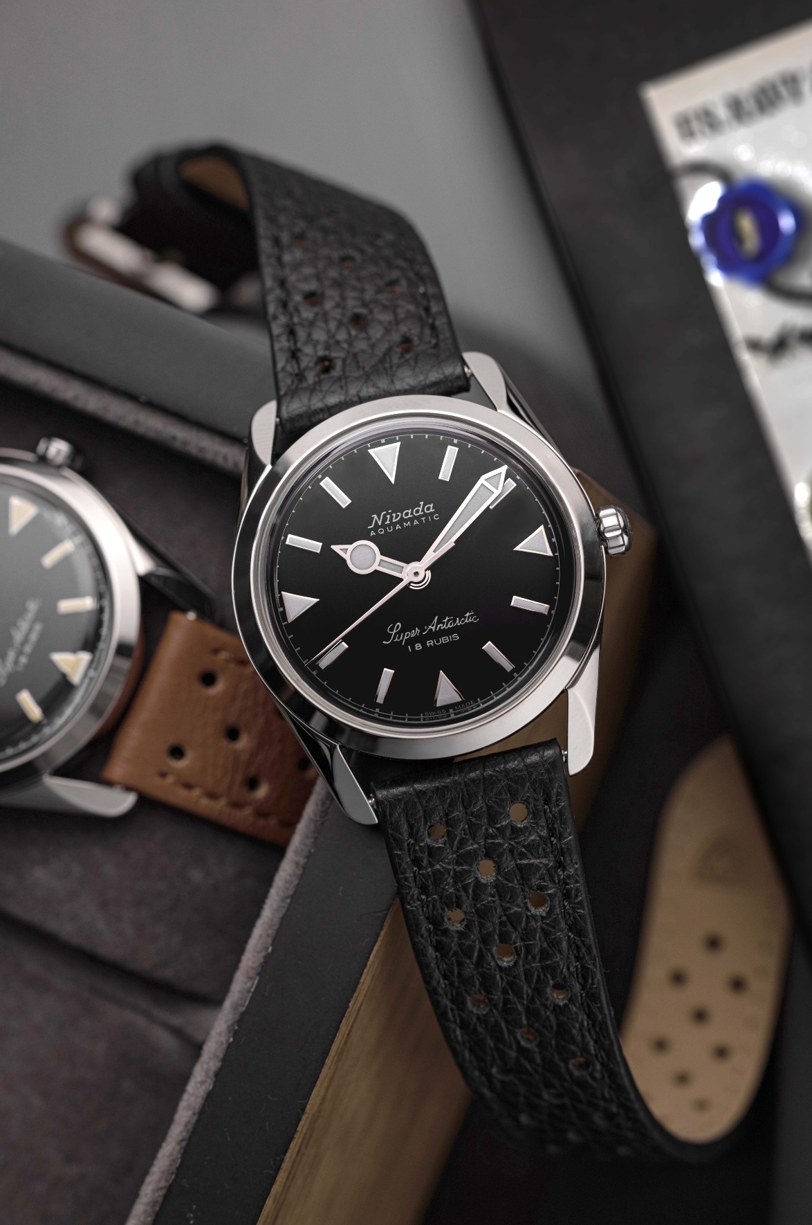 Nivada Grenchen, dòng sản phẩm Super Antarctic, Ref num 35014M, mặt số đen