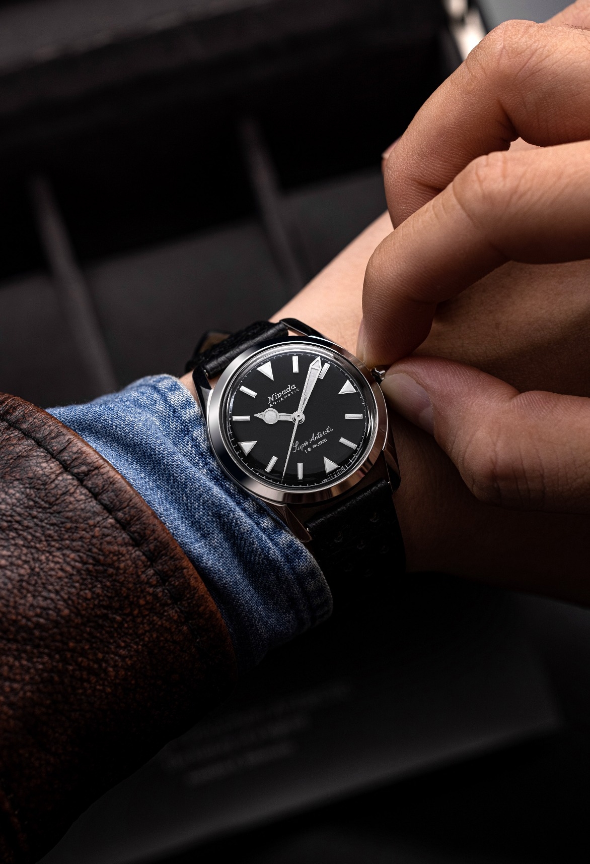 Nivada Grenchen, dòng sản phẩm Super Antarctic, Ref num 35014M, mặt số đen