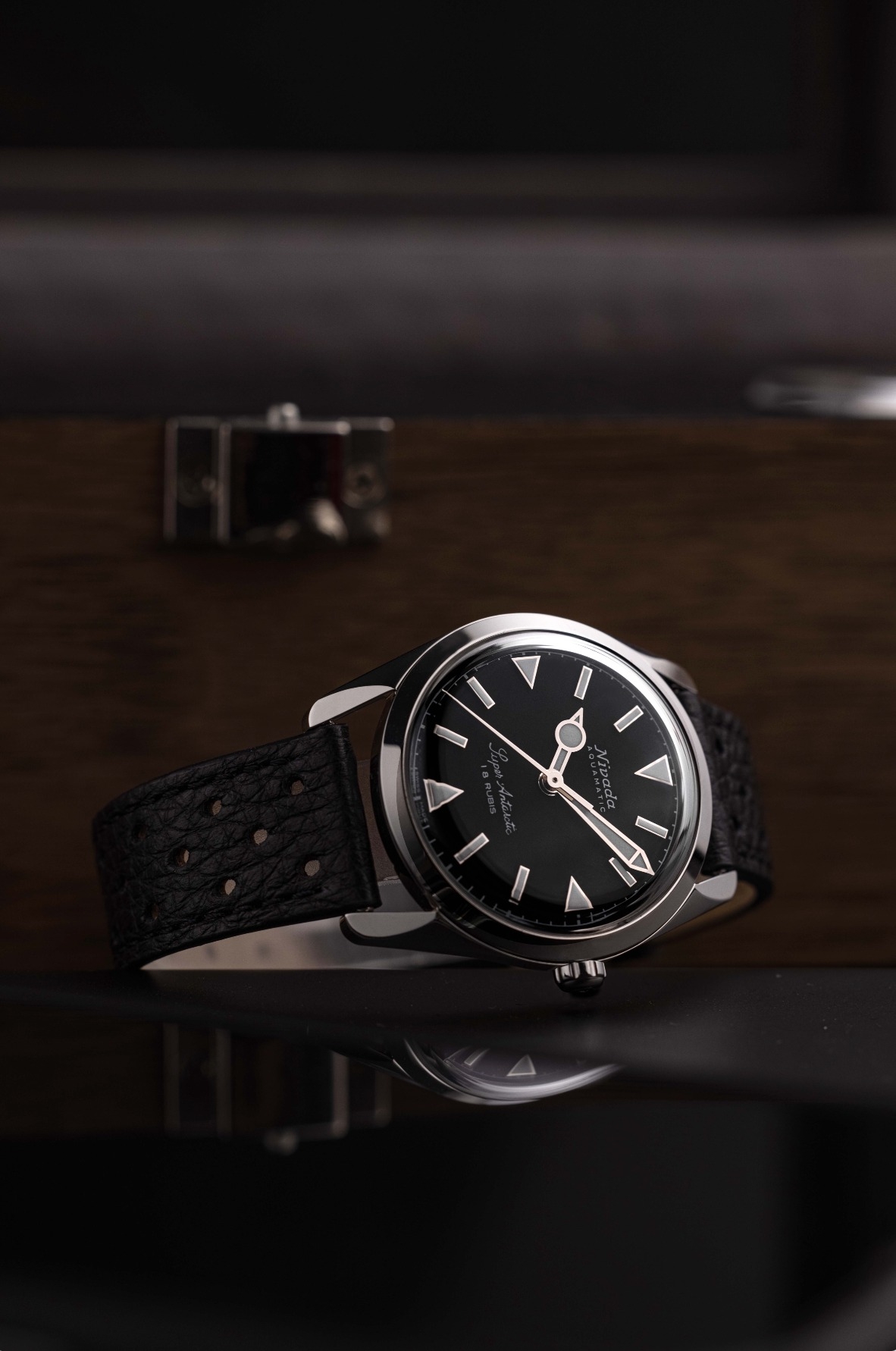 Nivada Grenchen, dòng sản phẩm Super Antarctic, Ref num 35014M, mặt số đen