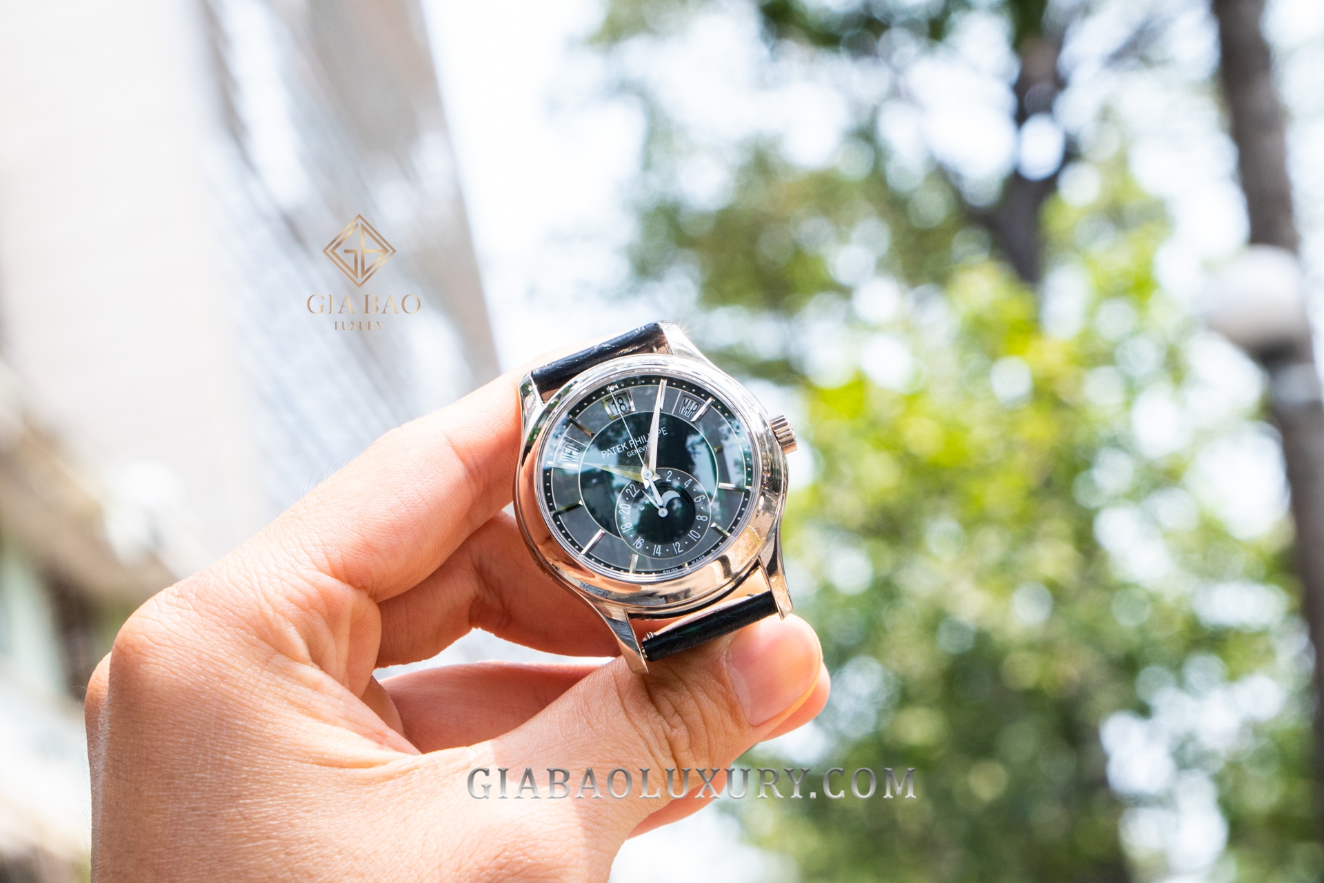 chiếc đồng hồ Patek Philippe Complications 5205G-010.