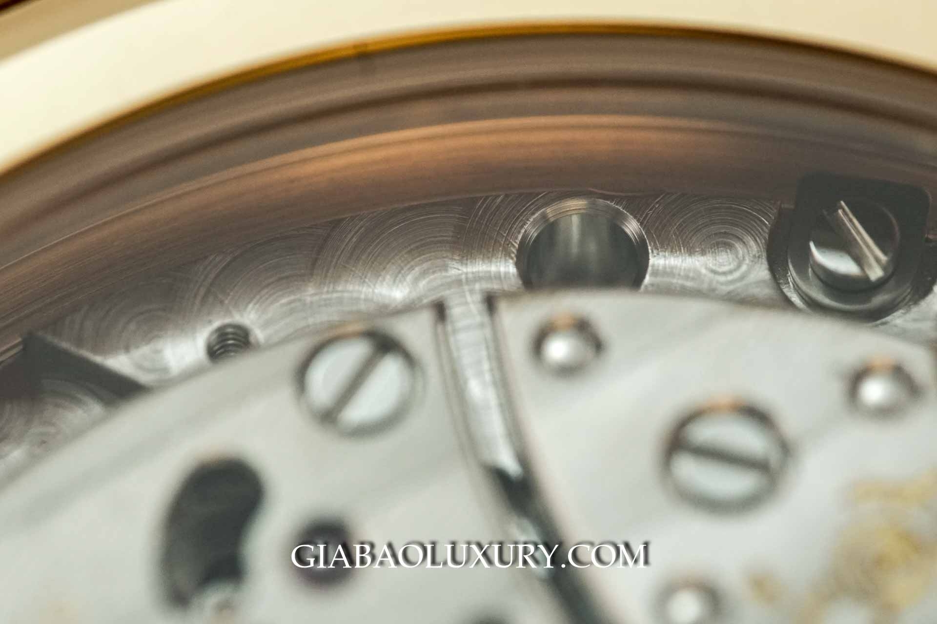 Longines Heritage Automatic Chronograph và Patek Philippe 5159.