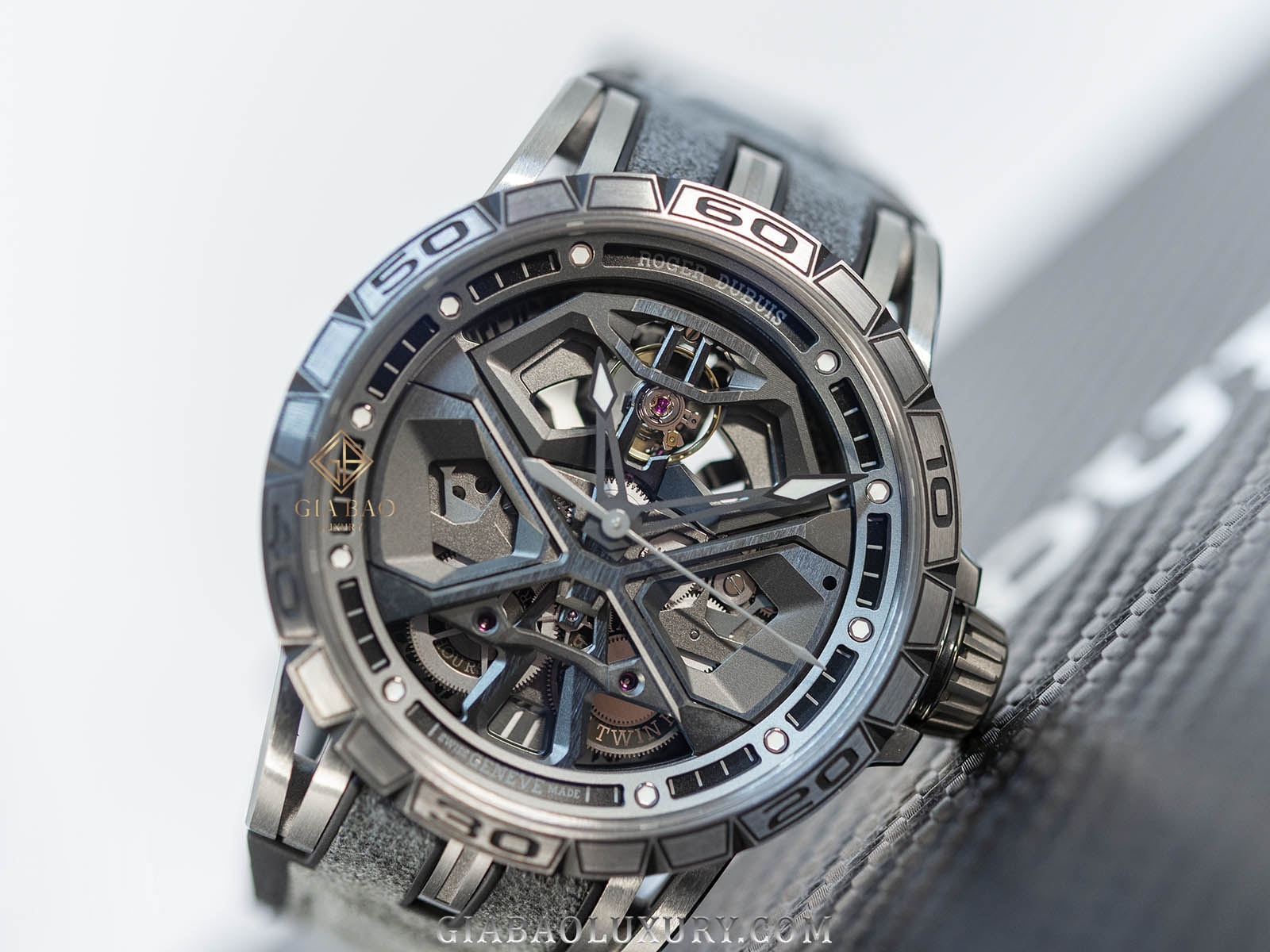 Đồng Hồ Roger Dubuis Excalibur RDDBEX0748