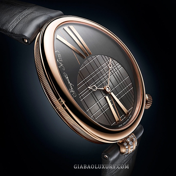 Chiếc Đồng Hồ Breguet Reine de Naples 8968BR/X1/986/0D00 nằm trong bộ sưu tập đồng hồ dành cho nữ Reine de Naples của thương hiệu đồng hồ nổi tiếng Breguet. Với kiểu dáng hình Oval độc đáo và lạ mắt, những phiên bản đồng hồ thuộc bộ sưu tập Reine De Naples luôn gây được ấn tượng mạnh trong lòng giới mộ điệu.