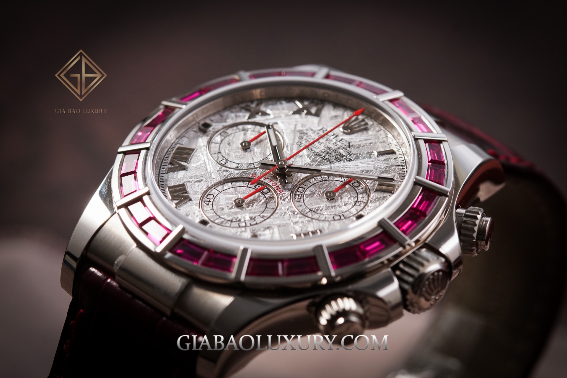 Nằm bên dưới kính sapphire cao cấp của phiên bản đồng hồ Rolex Cosmograph Daytona 116589SALV là mặt số được làm từ thiên thạch, chất liệu siêu đặc biệt trong ngành chế tác đồng hồ.