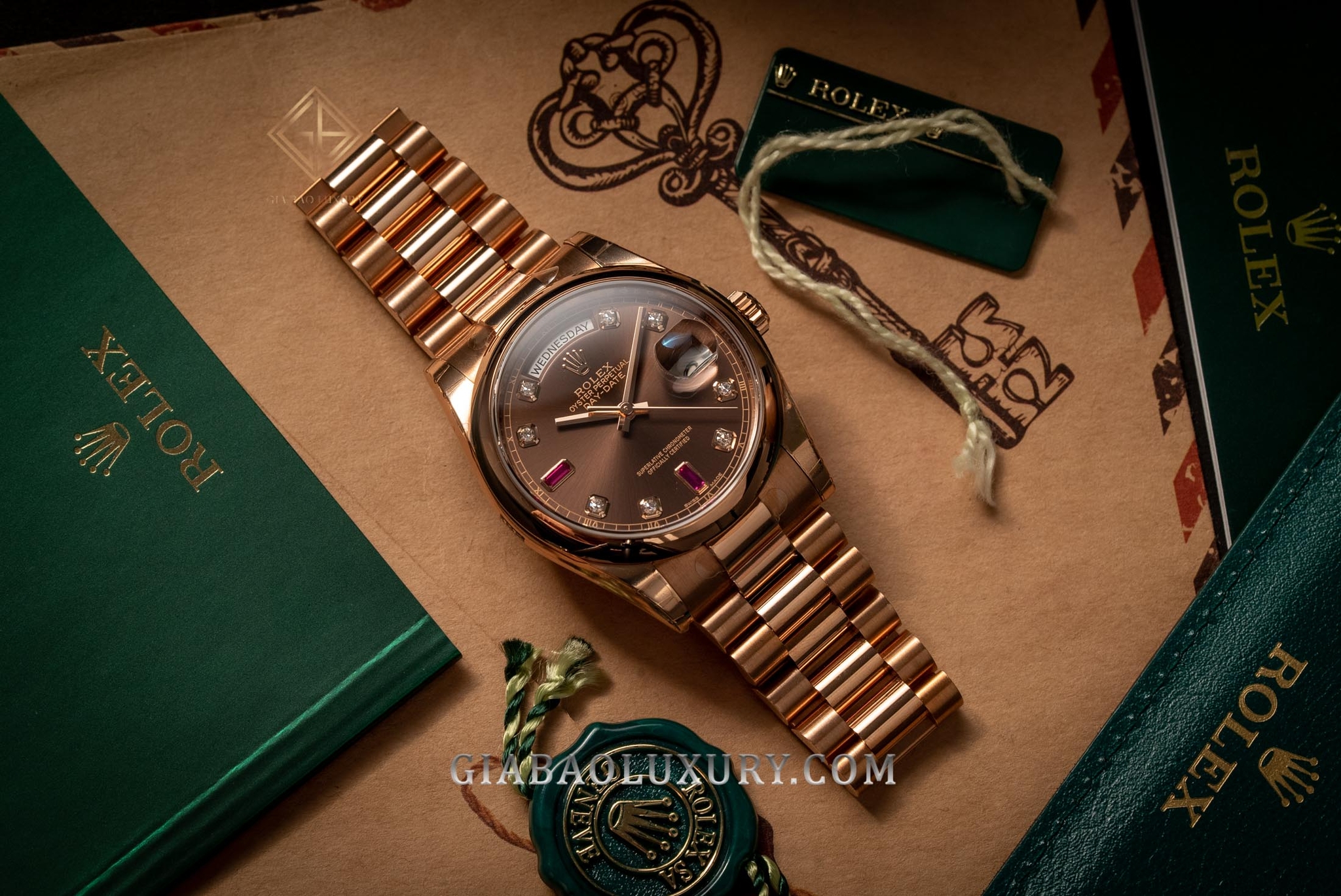 Review đồng hồ Rolex Day-Date 118205 Mặt chocolate, Ruby đỏ