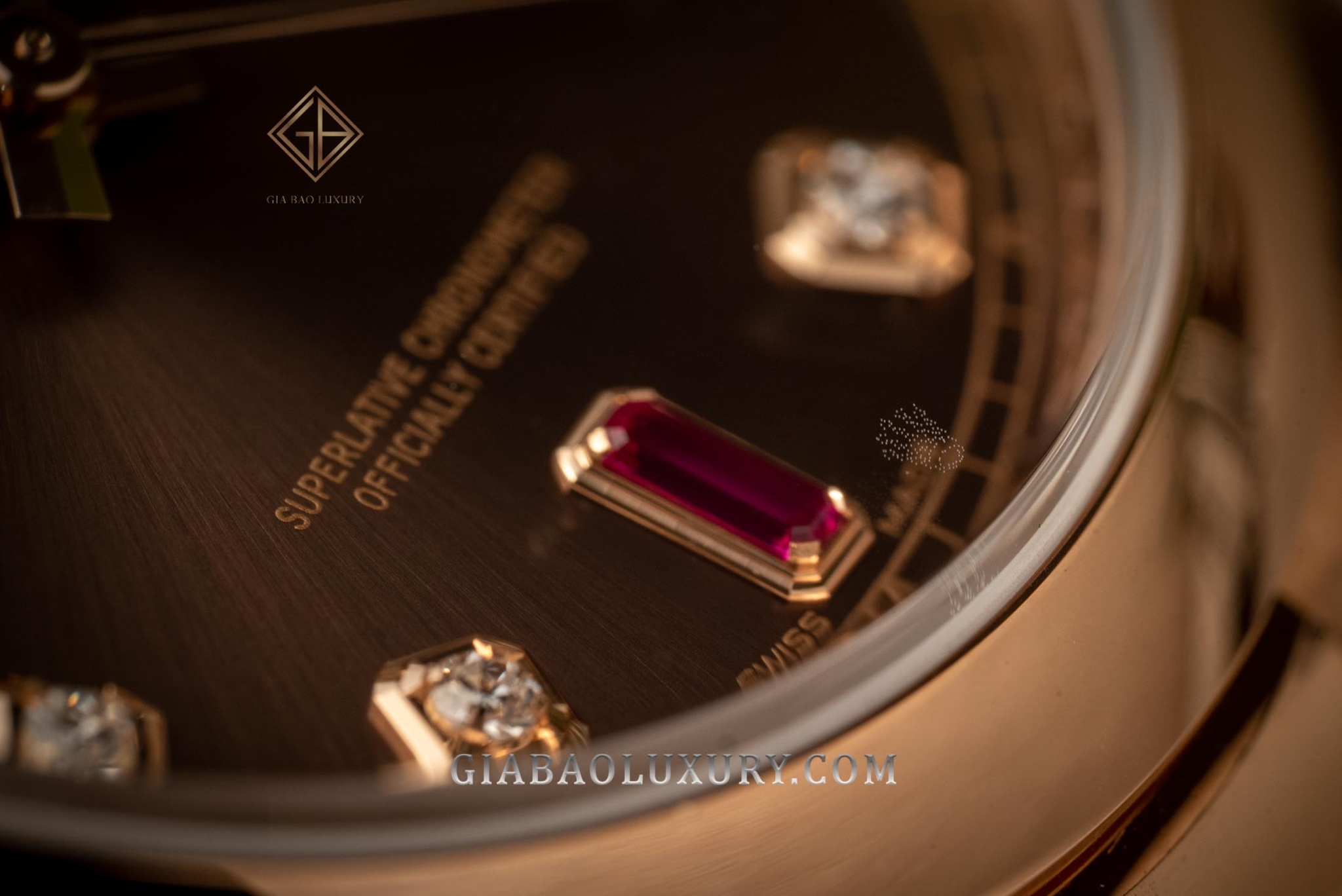 Review đồng hồ Rolex Day-Date 118205 Mặt chocolate, Ruby đỏ