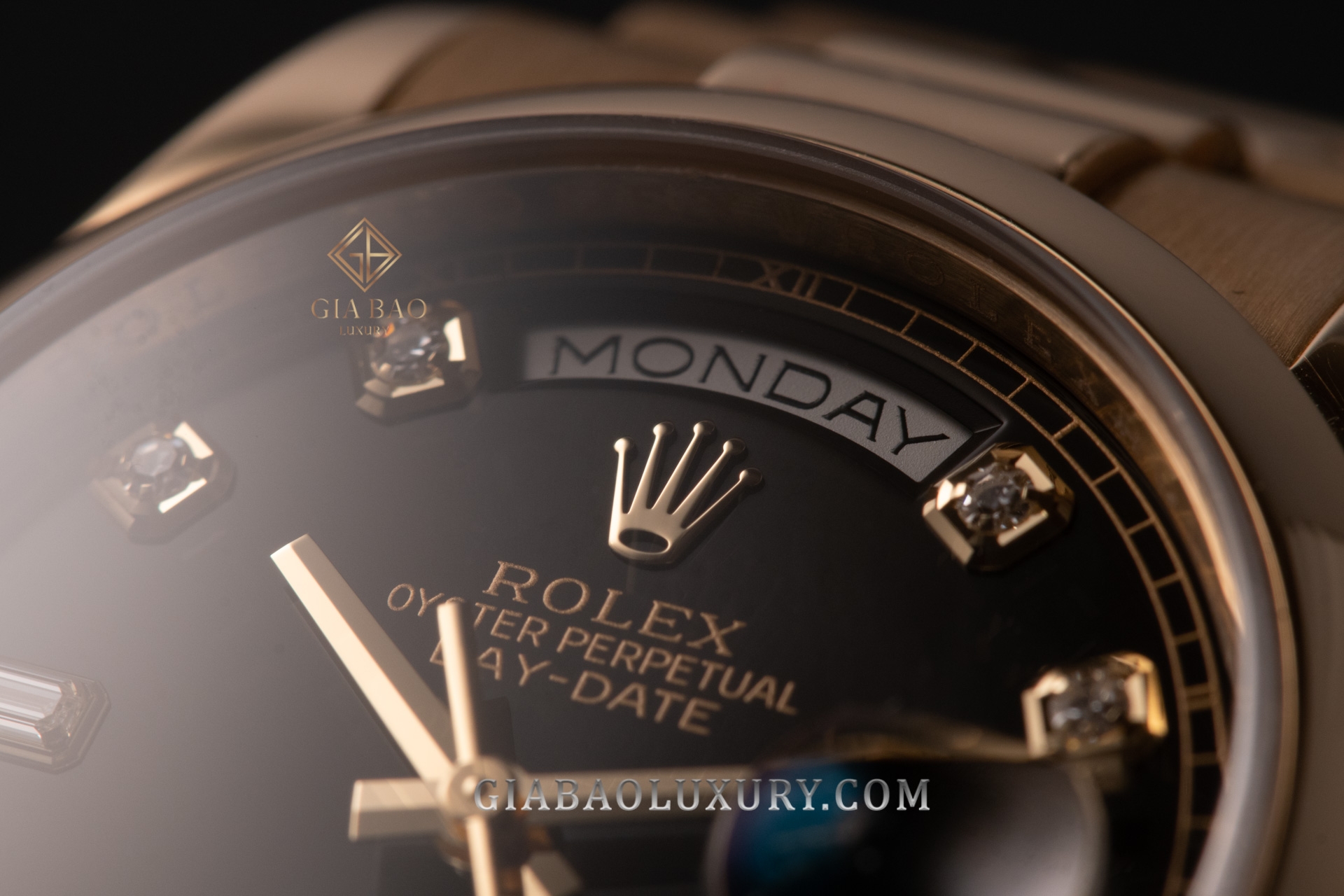 Đồng Hồ Rolex Day Date 36 118208 Mặt Số Đen Nạm Kim Cương