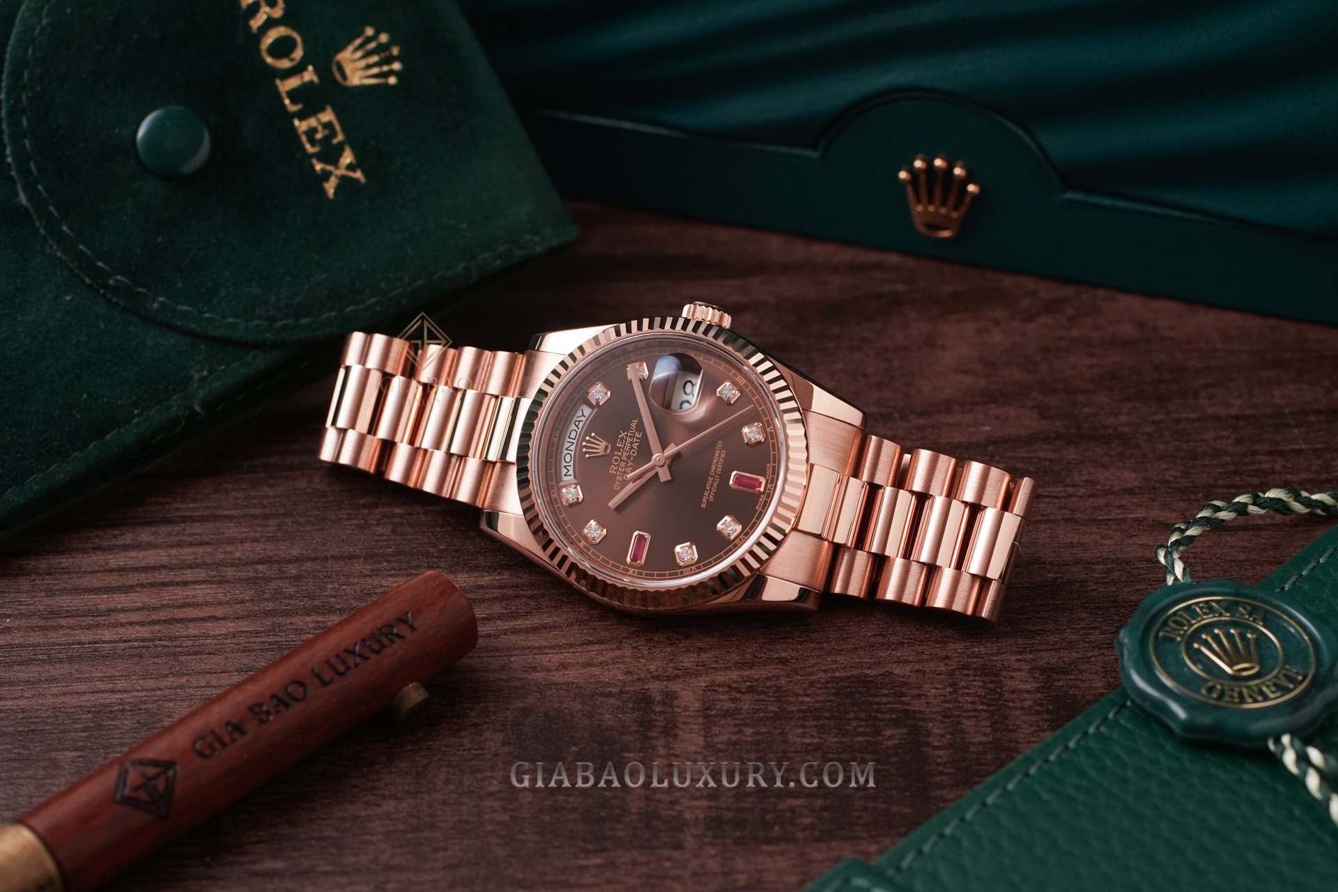 Đồng hồ Rolex Day-Date 36 118235 Mặt Số Chocolate Đá Ruby Đỏ