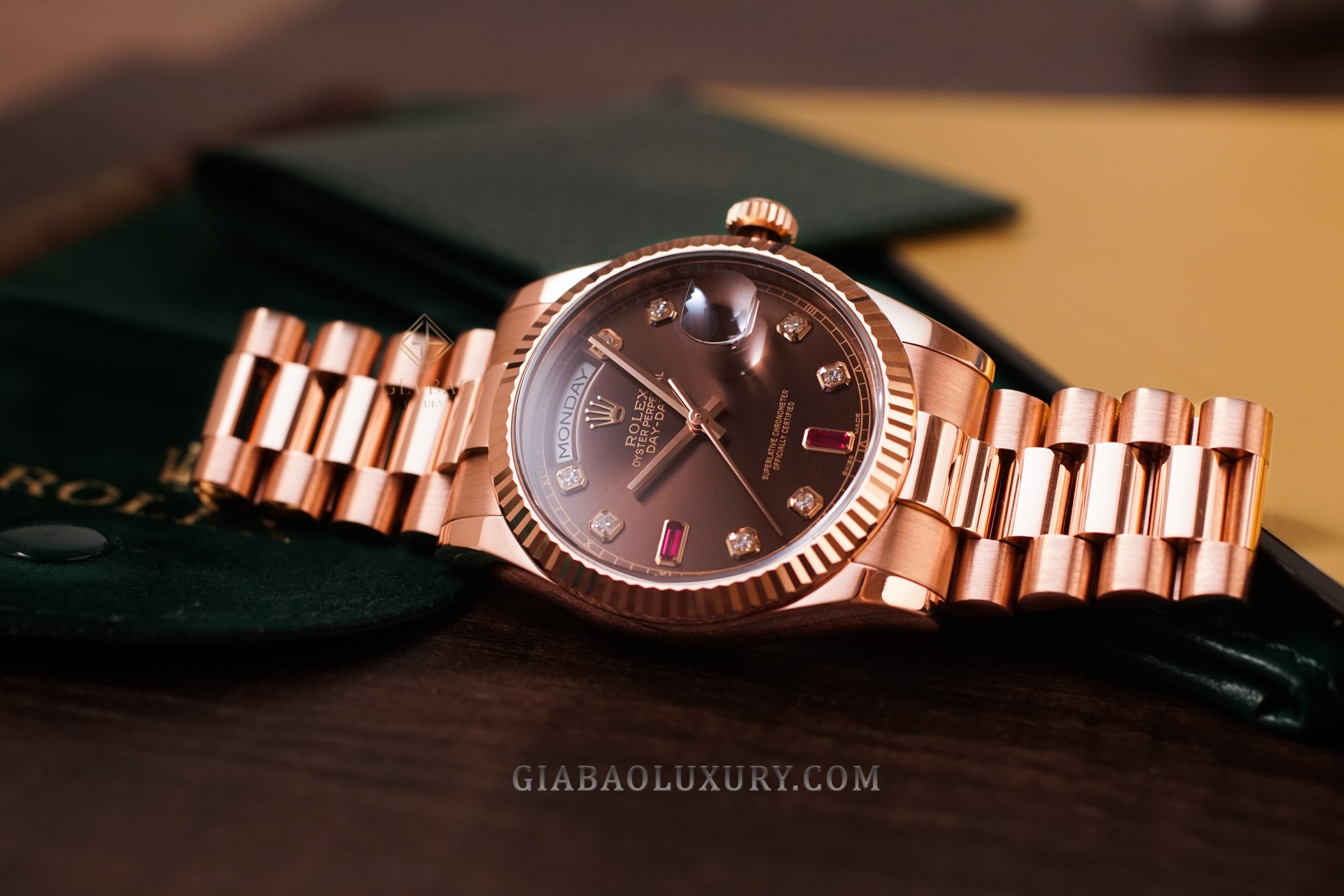 Đồng hồ Rolex Day-Date 36 118235 Mặt Số Chocolate Đá Ruby Đỏ