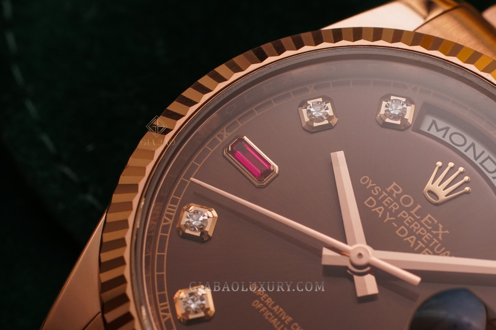 Đồng hồ Rolex Day-Date 36 118235 Mặt Số Chocolate Đá Ruby Đỏ