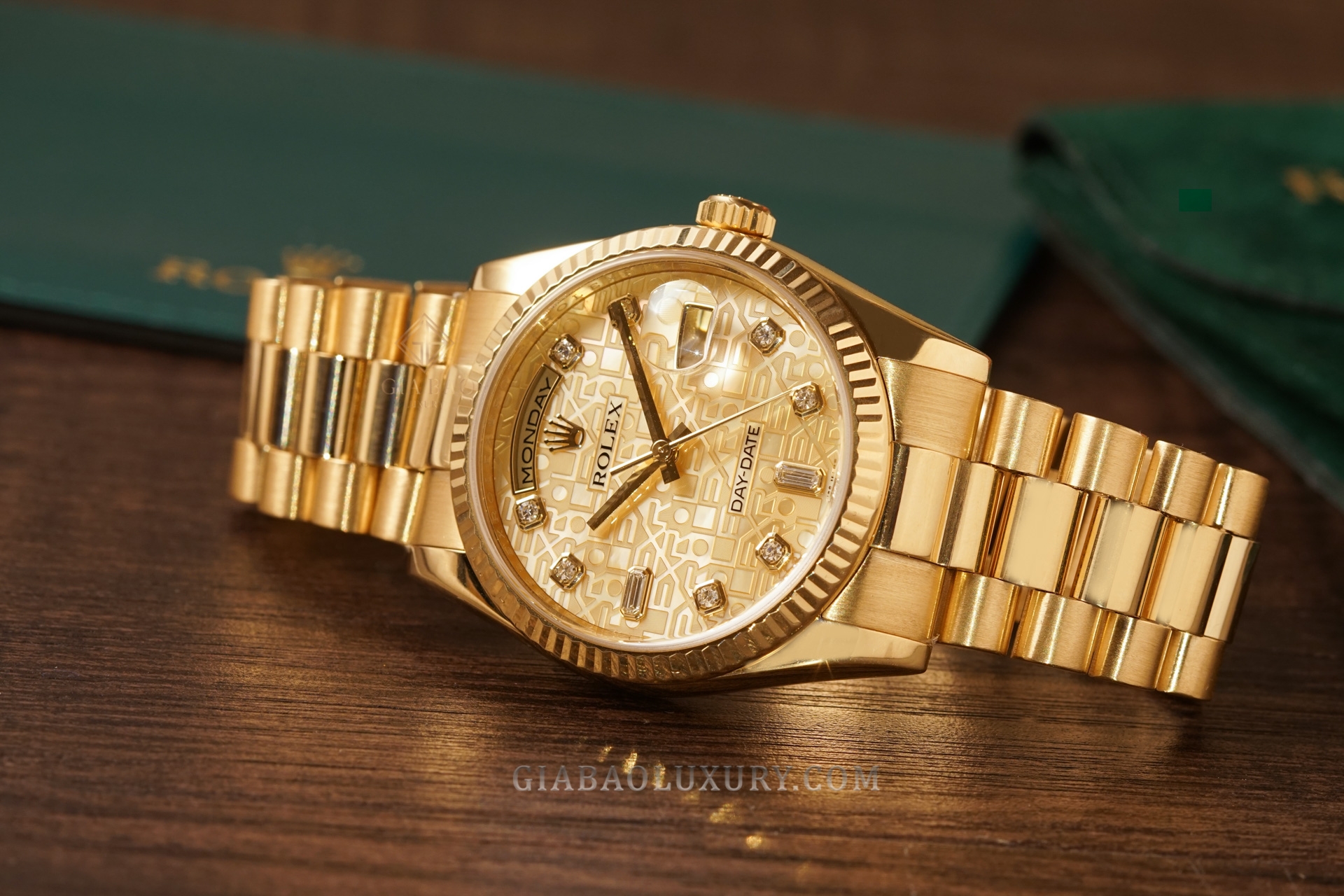 Đồng Hồ Rolex Day Date 36 118238 Mặt Số Vi Tính Vỏ Trai Vàng Champage