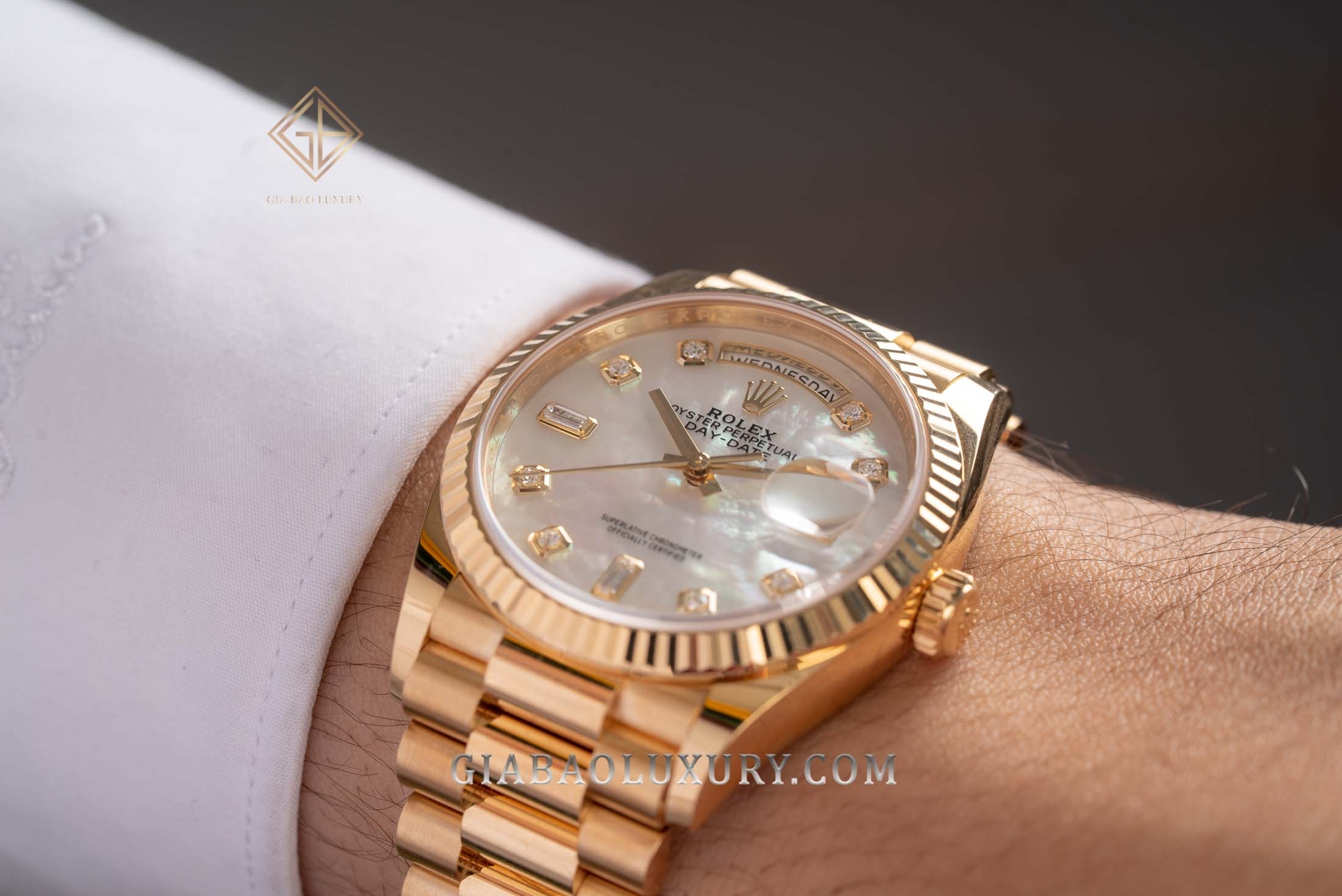 Đồng Hồ Rolex Day-Date 36 128238 Mặt Số Vỏ Trai Trắng