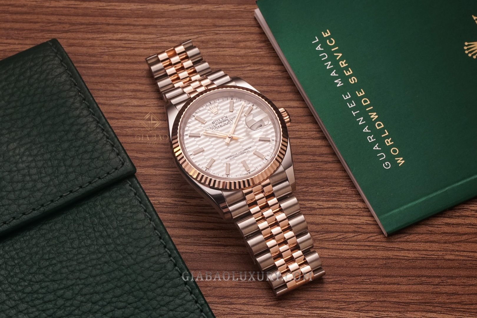 Đồng Hồ Rolex Datejust 36 126231 Mặt Số Bạc Vân Gấp Nếp Cọc Số Dạ Quang